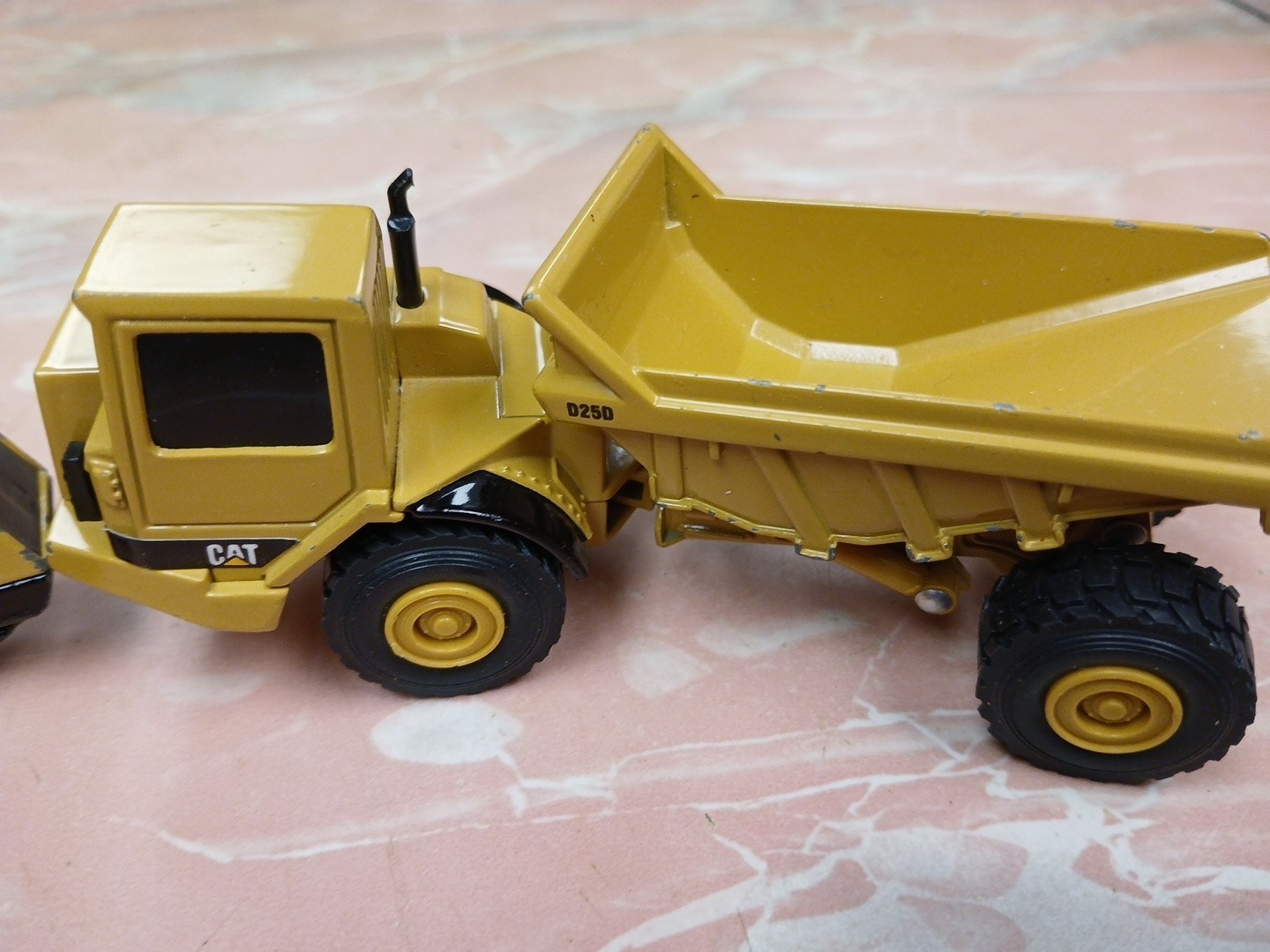 ERTL Diecast Norscot Caterpillar D25D Articulated Dump Truck & Bulldozer 1:64