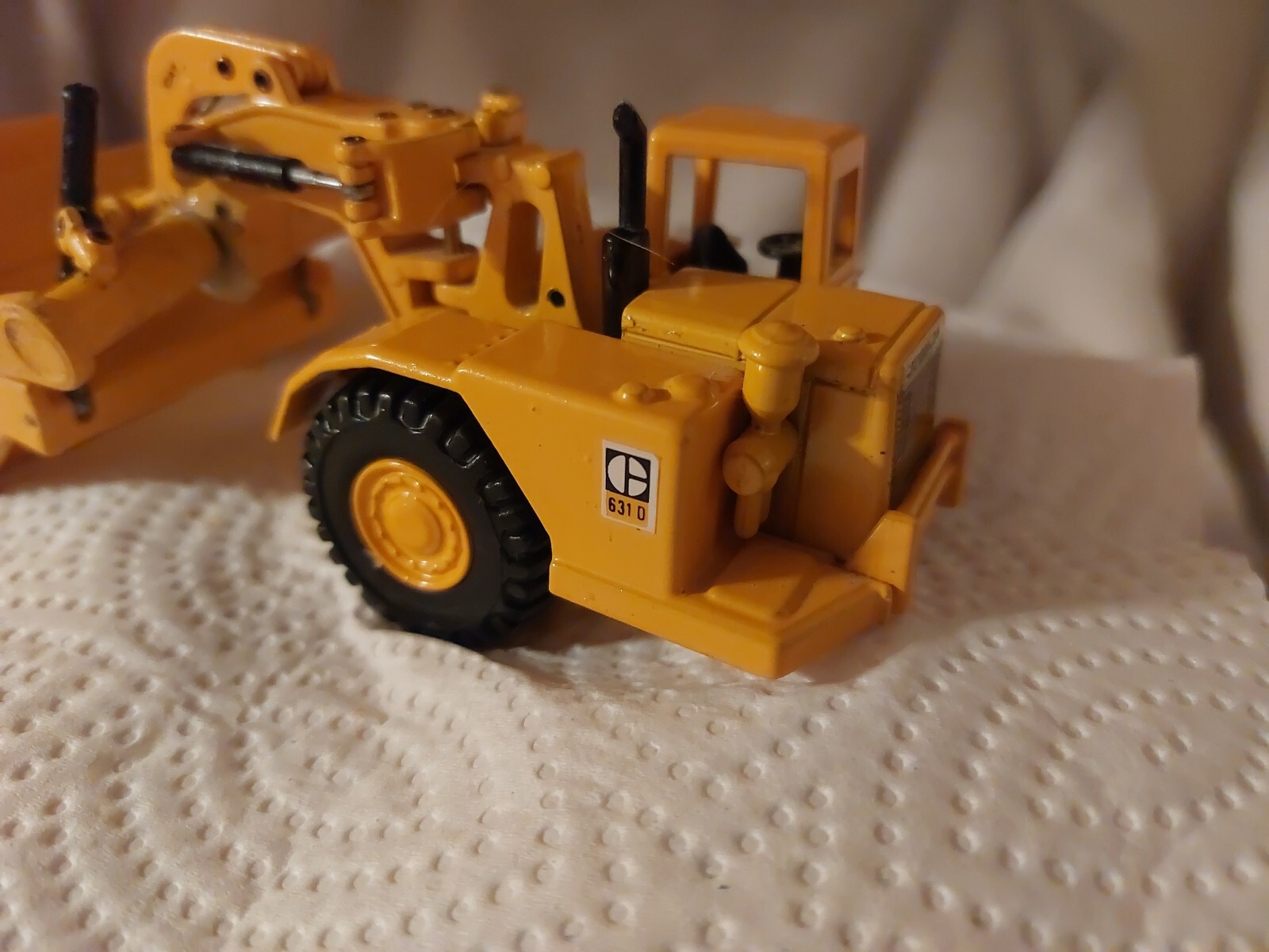 1:50 8″ L CAT # 6310 MINIATIRAS PARTS REATTACHED, SEE PHOTOS, PARTS OR REPAIR