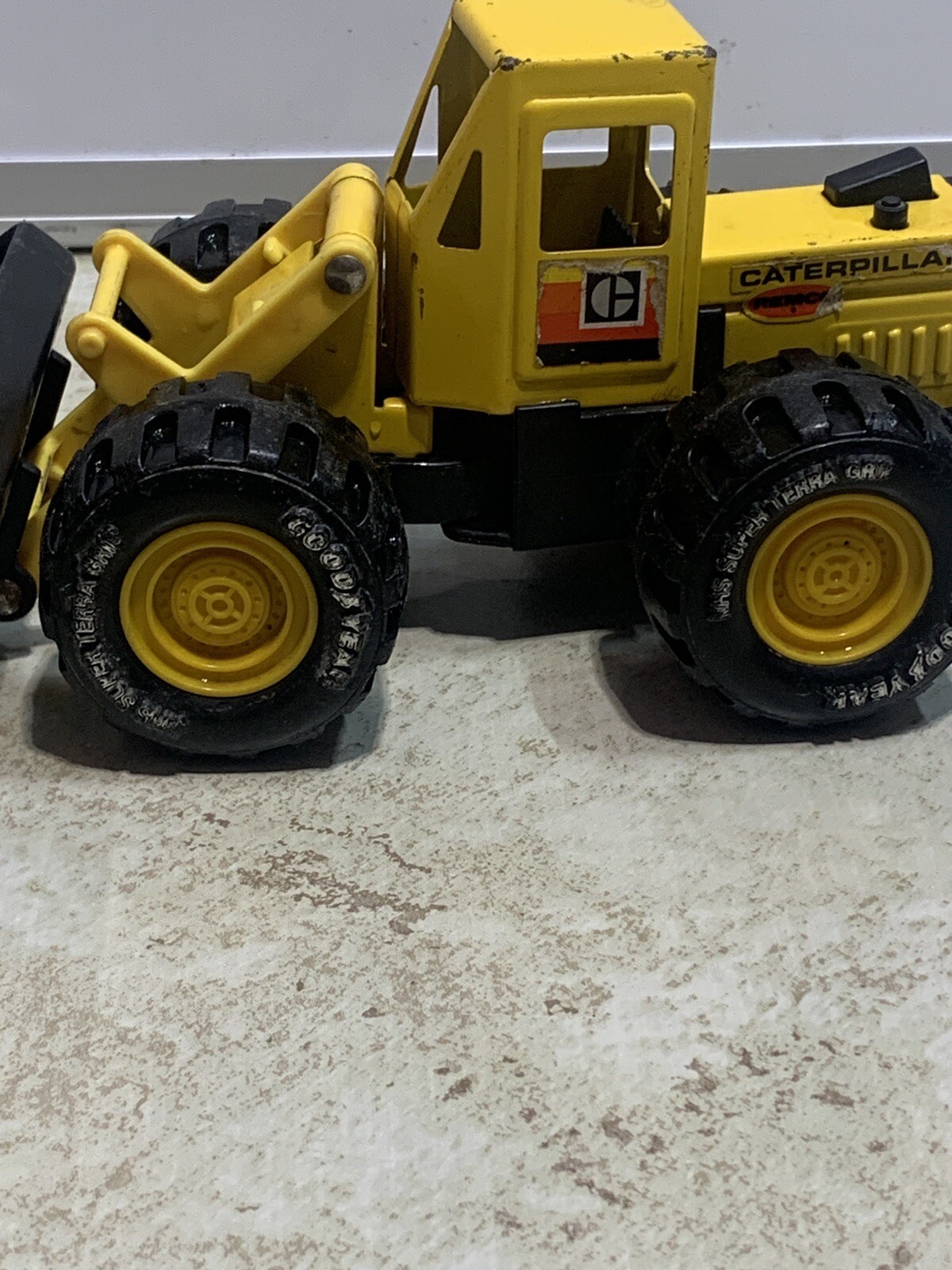 Vintage 1986 Caterpillar Front Loader Bucket Yellow and Black Tractor Truck