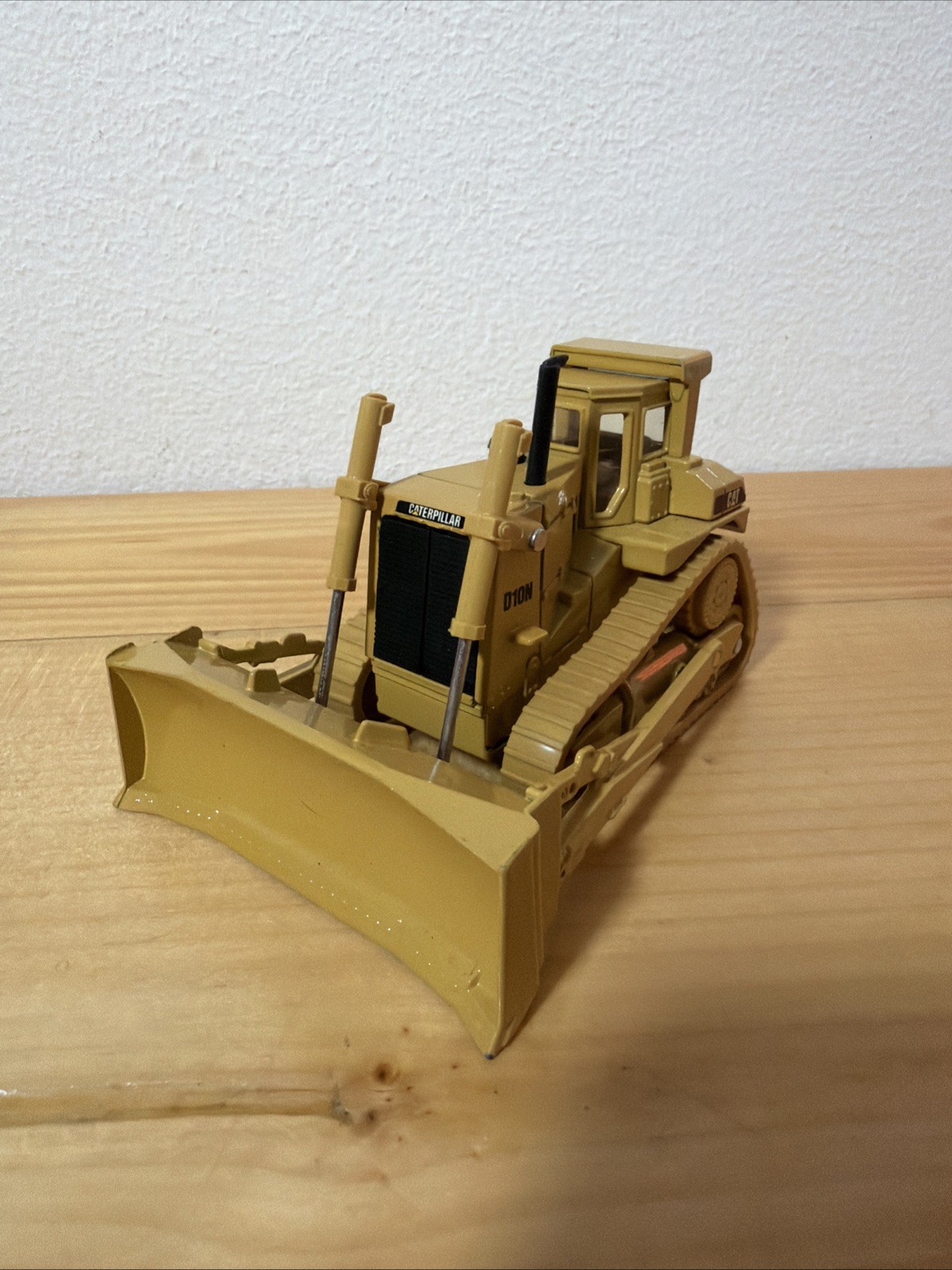 ERTL 6″ x 4″ Diecast CAT D10N Caterpillar Bulldozer Tractor 1856F