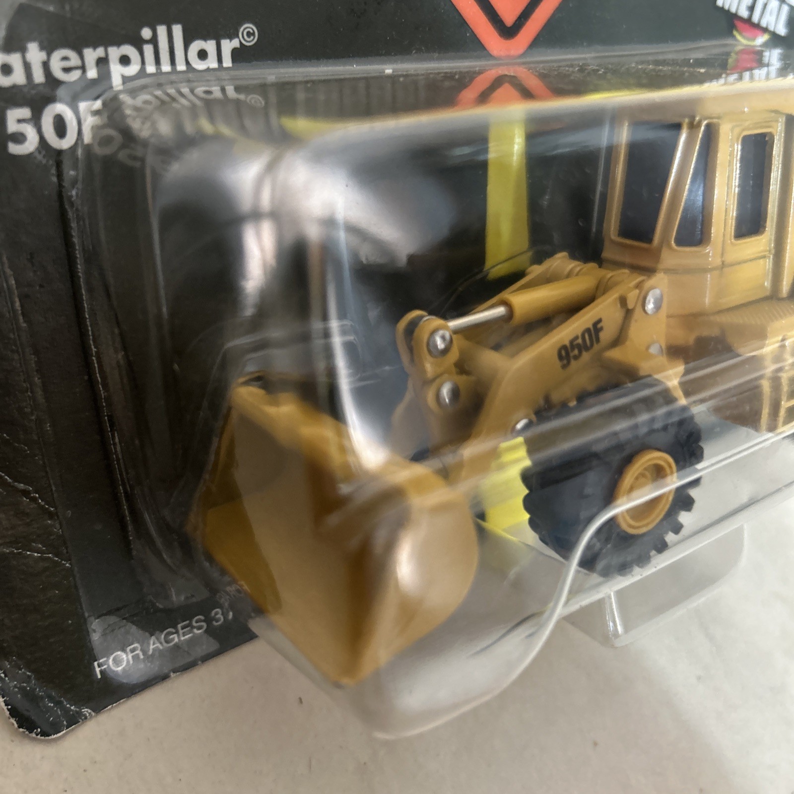 ERTL Road Construction Ahead Caterpillar 950F Wheel Loader 1995 Die-Cast NEW bx1