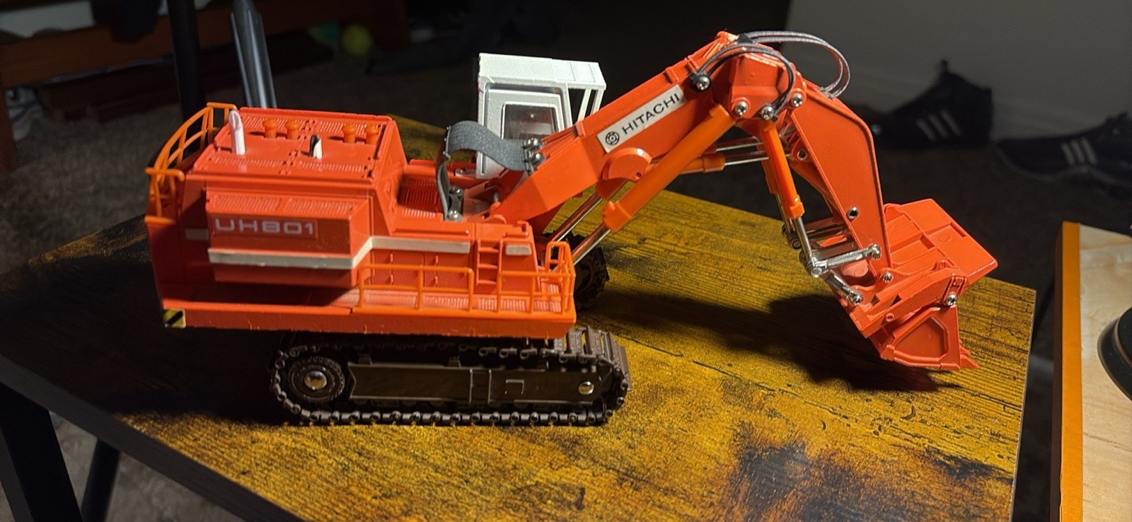 Diapet K-56 Hitachi UH801 Hydraulic Excavator No. 014-01598 w/org. box cover