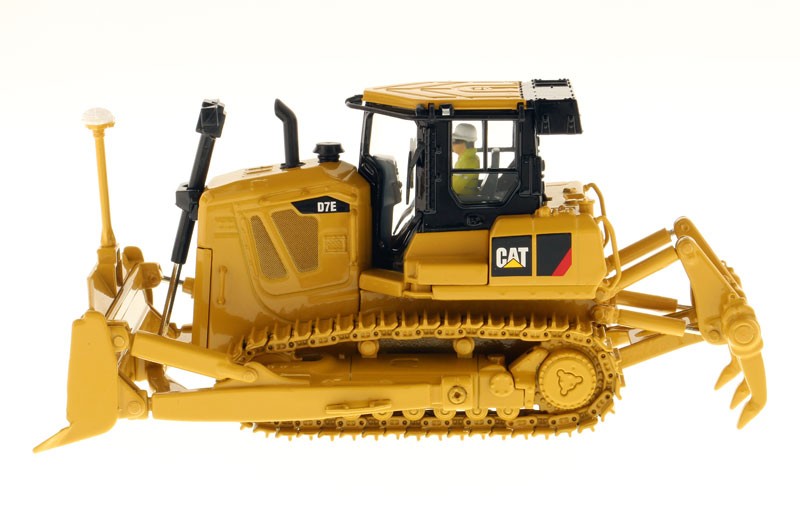 DIECAST MASTERS,Bull CATERPILLAR D7E with driver , 1/50, DCM85224