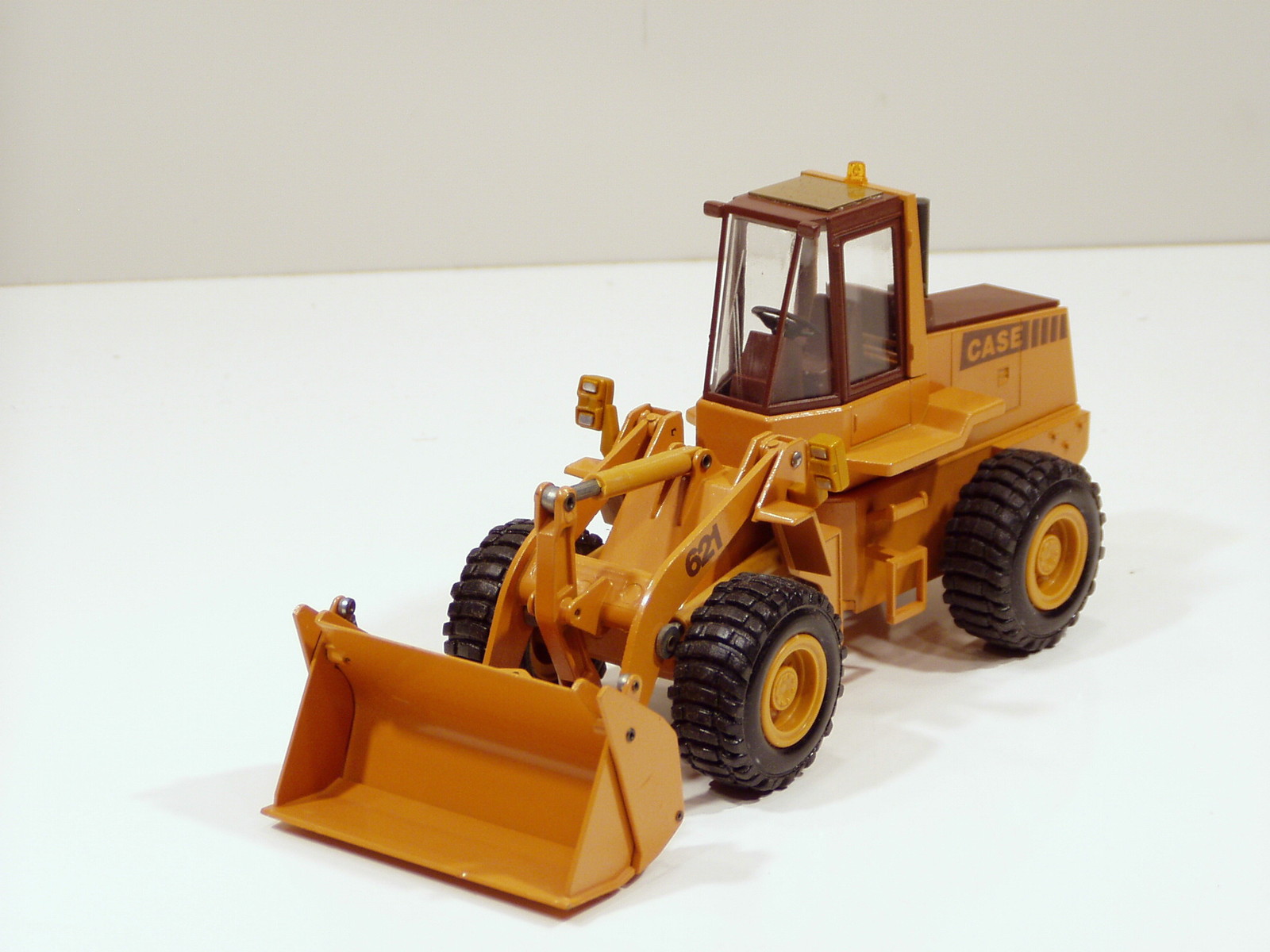 Case 621 Loader w/ Forks – “SPECIAL SALESMAN EDITION 229 of 300” – 1/35 – Conrad