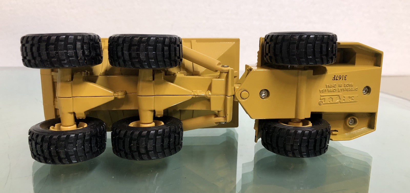 ERTL 2431 CAT D350D Articulated Dump Truck 1:50 Scale Diecast