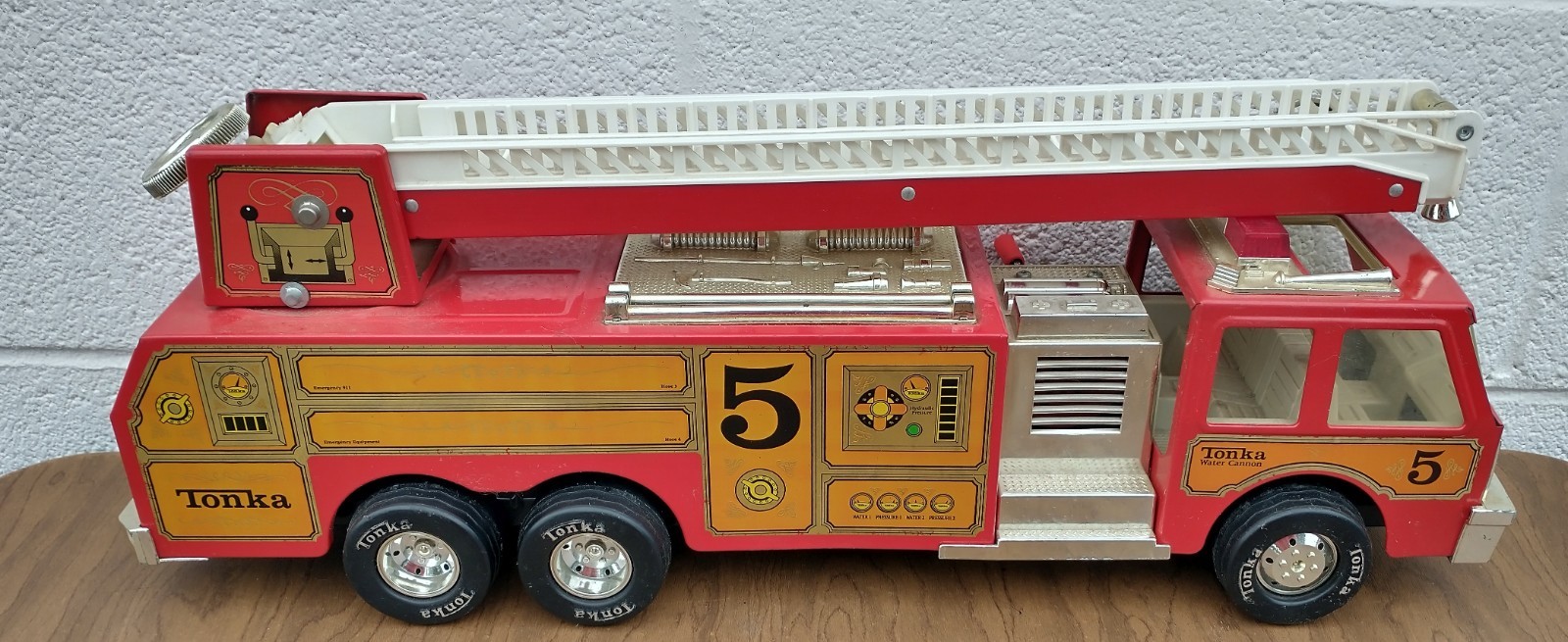 Tonka Firetruck 33105 Hook n’ Ladder Crank Siren Ladder 2 Section USA Figure