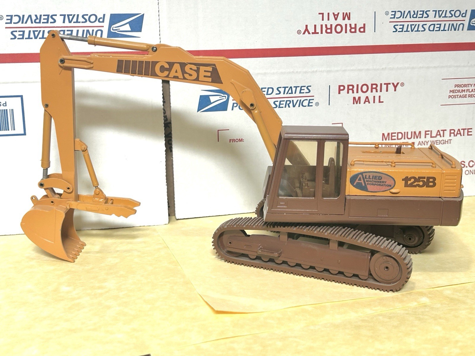 Conrad 1/35 Scale Case 125B Hydraulic Excavator w/Custom Hydraulic Thumb (Boxed)