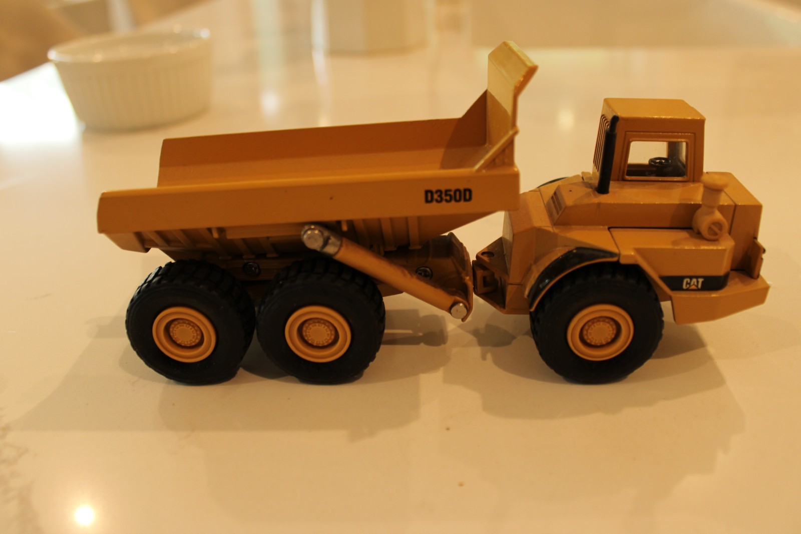 Ertl Mighty Movers 2431 1:50 Caterpillar D350D Articulated Dump Truck Die-Cast