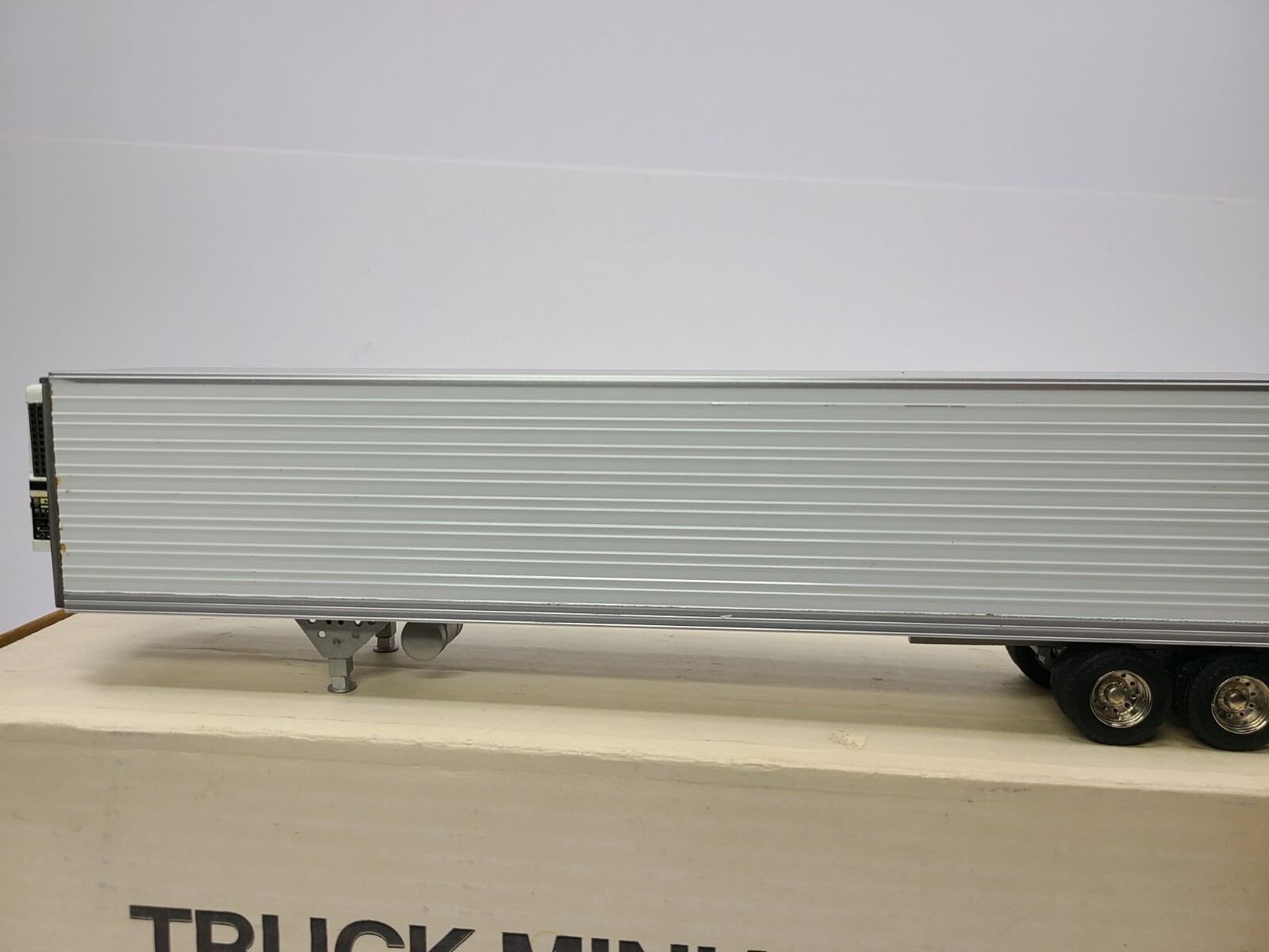 Utility 48′ Thermo King Reefer Van Trailer Truck Miniatures 1:48 Scale Model
