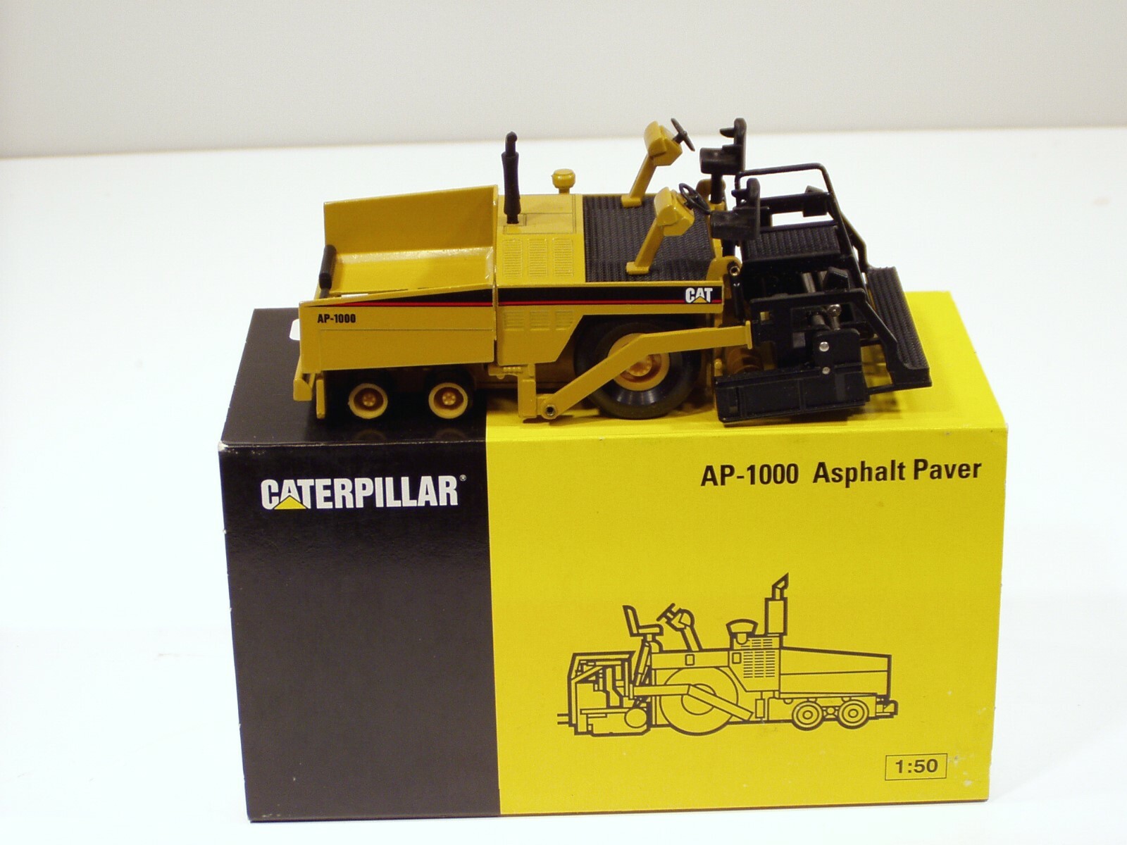 Caterpillar AP1000 Paver – “LAUNCH EDITION” – 1/50 – NZG #388.1 – MIB