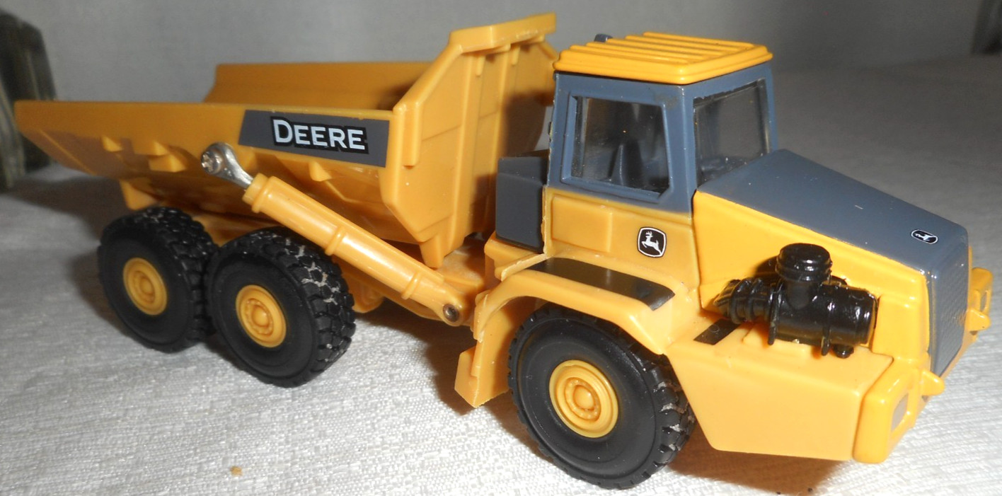ERTL John Deere Articulated Dump Truck 5.5″ Long 1/64 Scale Diecast Plastic READ
