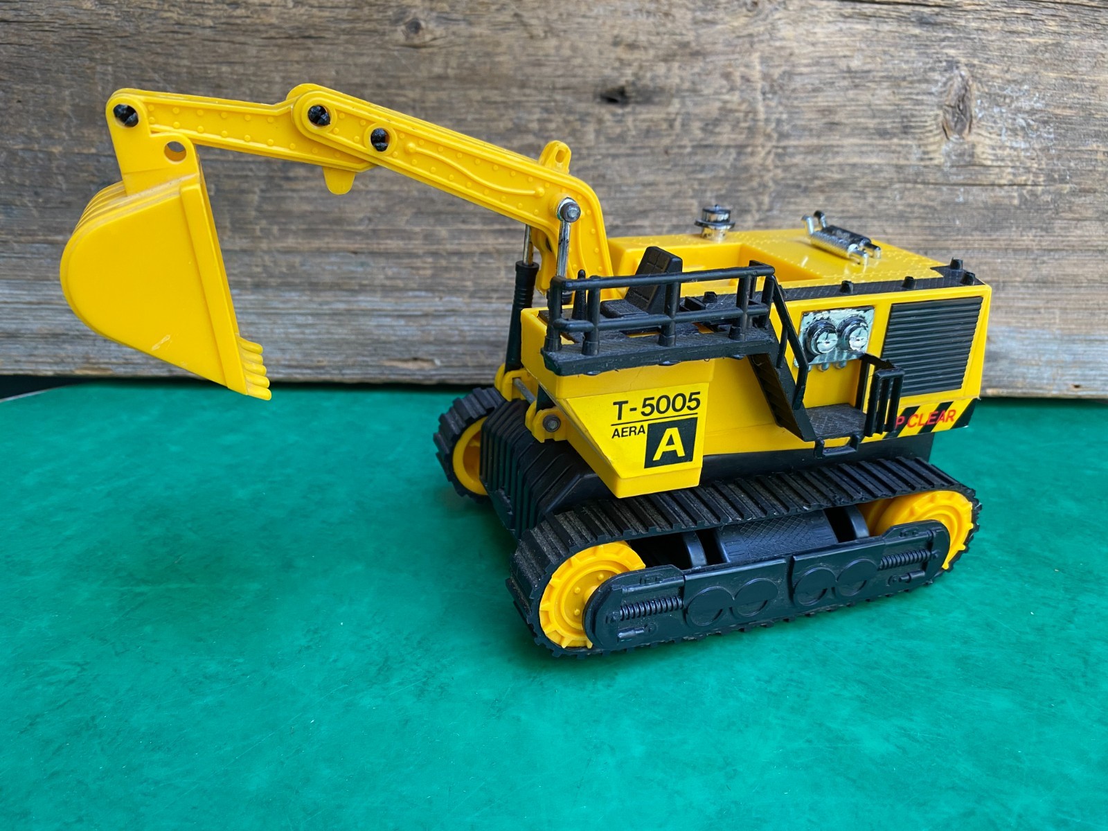 T-5005 Aera Toy State Excavator Play Machine Yellow Vintage Parts