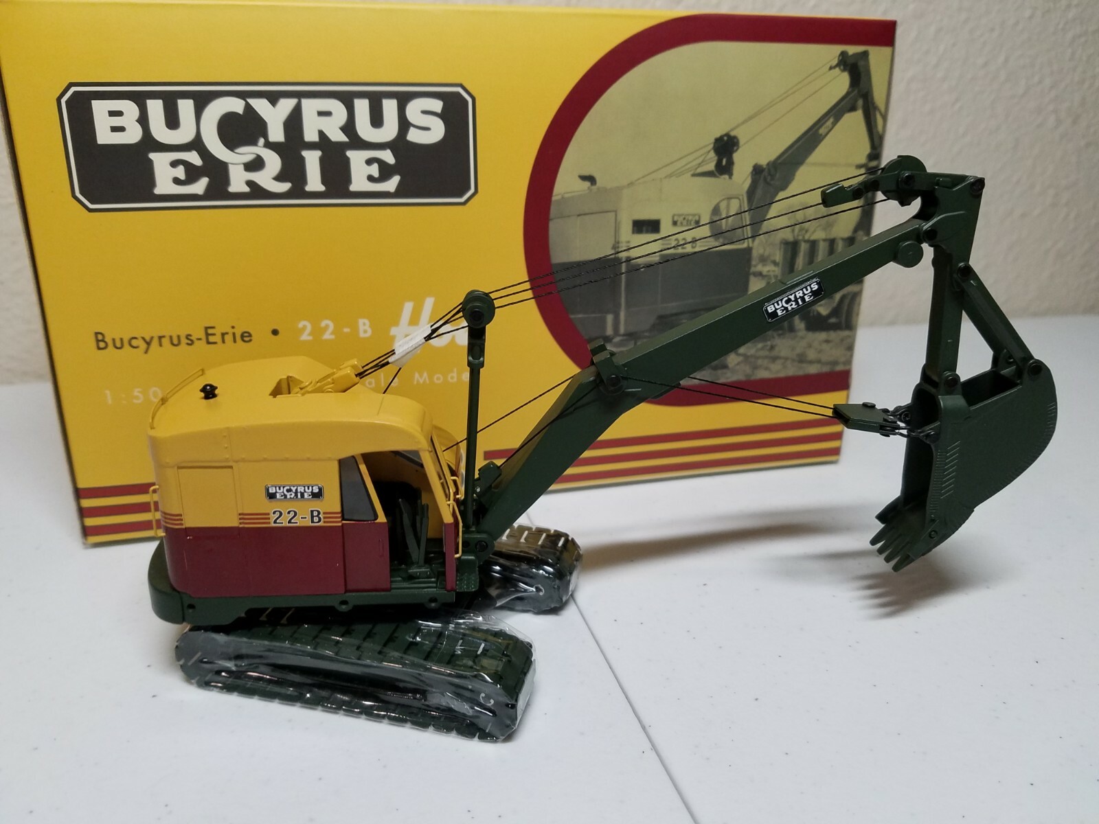 Bucyrus-Erie 22-B Cable Hoe with Metal Tracks – EMD 1:50 Scale Model #T002 New
