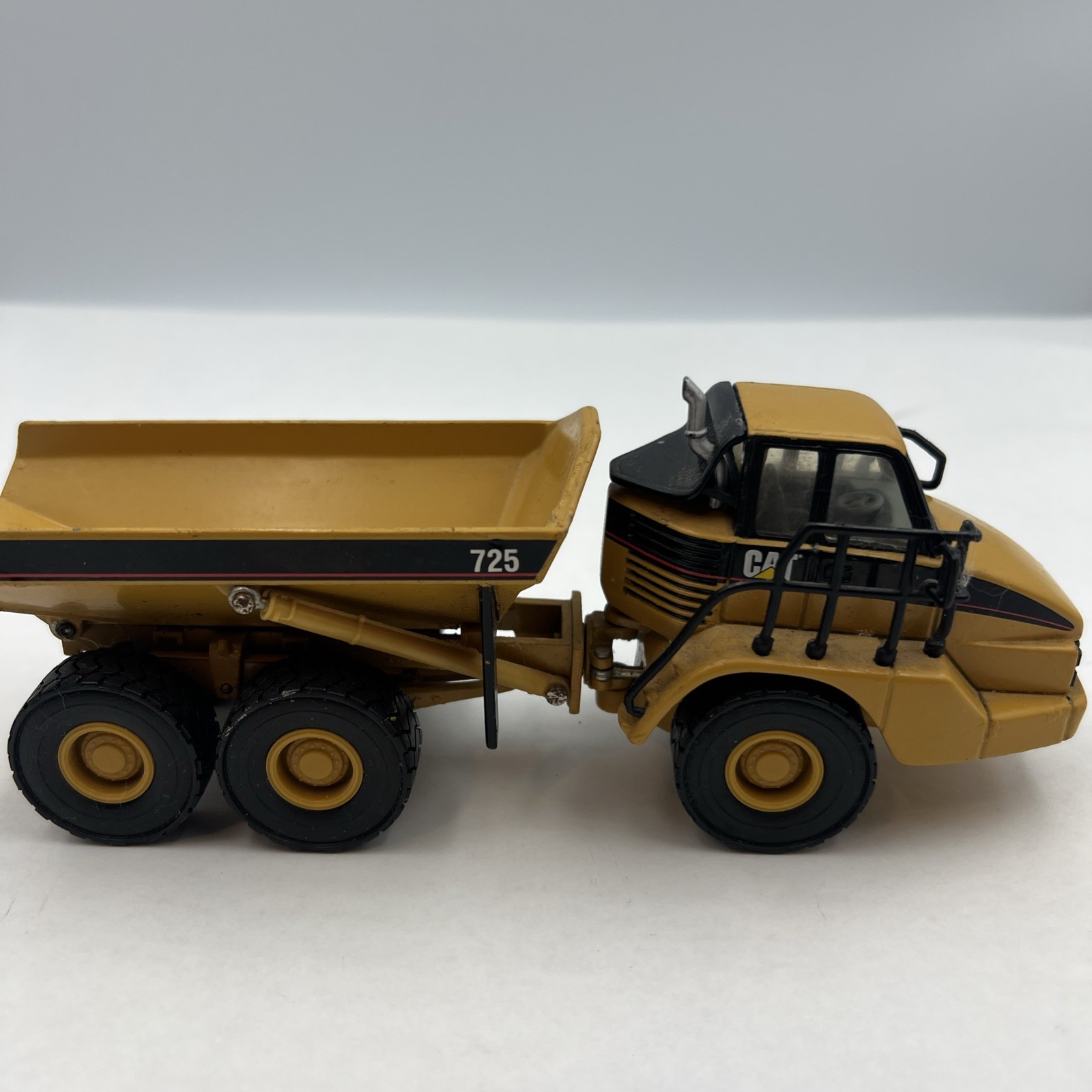 CAT 725 Articulated Dump Truck – Norscot Diecast