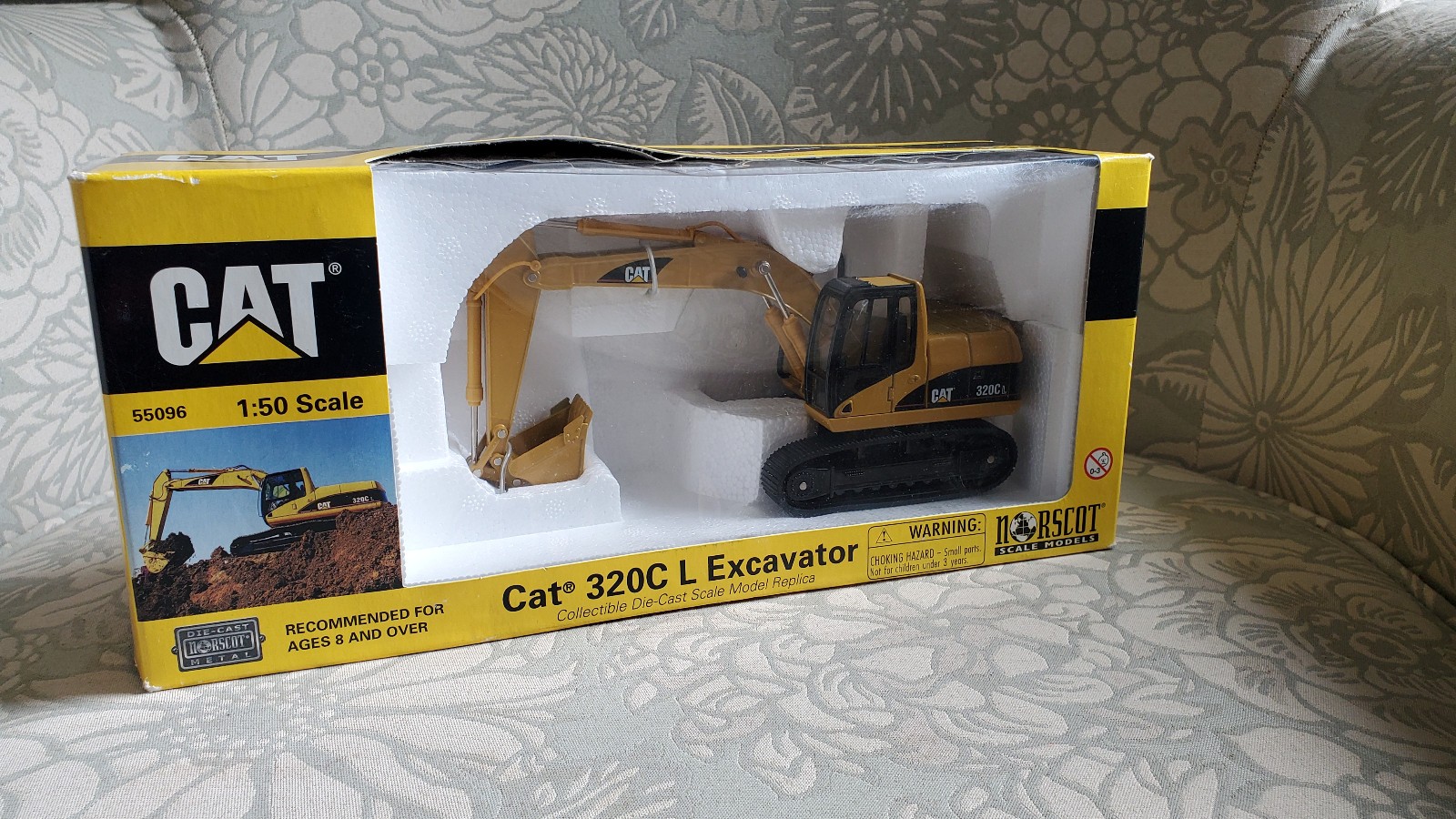 Caterpillar / CAT 320C L Hydraulic Excavator 1:50 Diecast collectible 55096