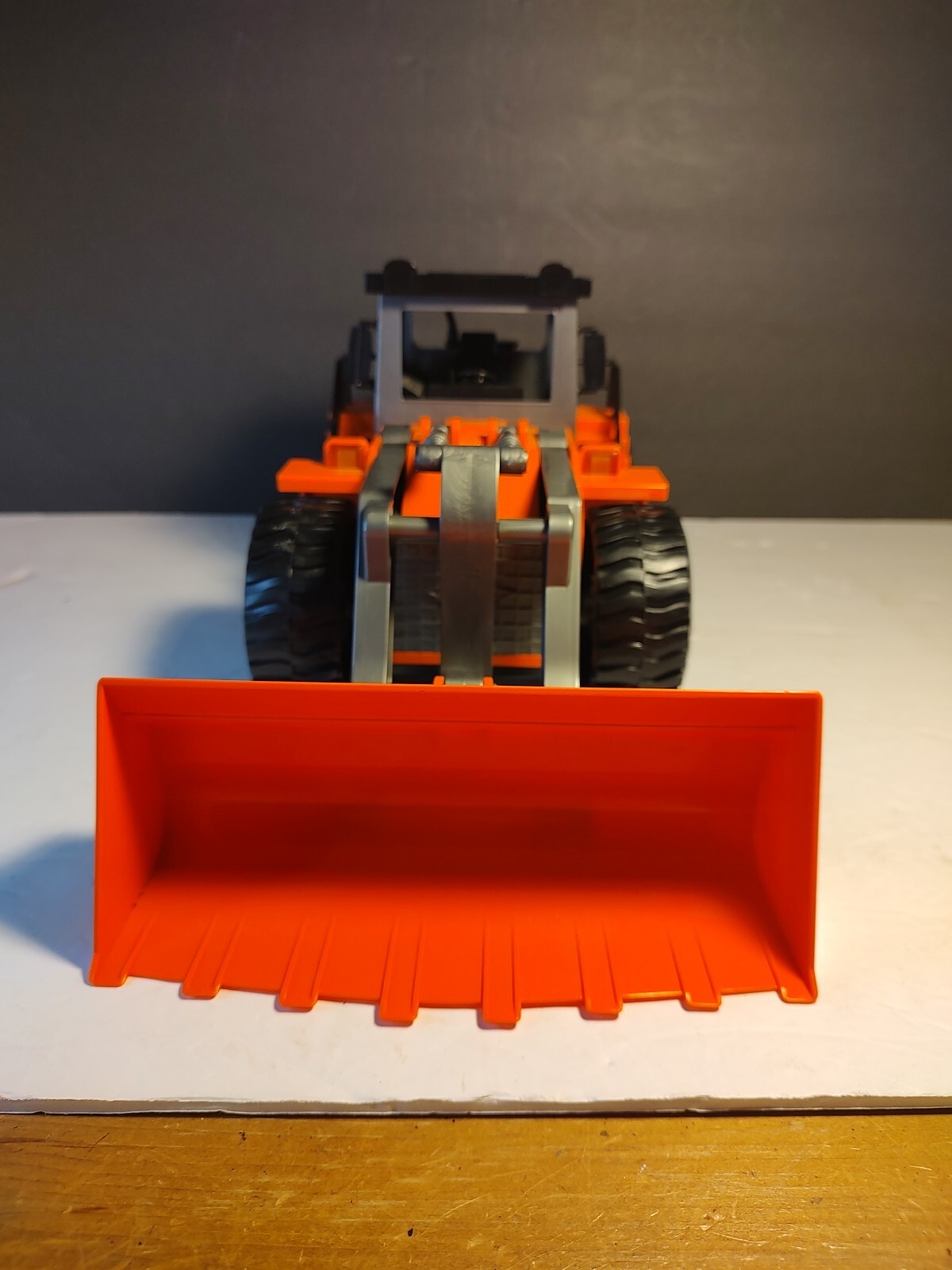 Battat Driven 1/14 Scale Large 19″ Front End Bucket Loader Construction Vehicle