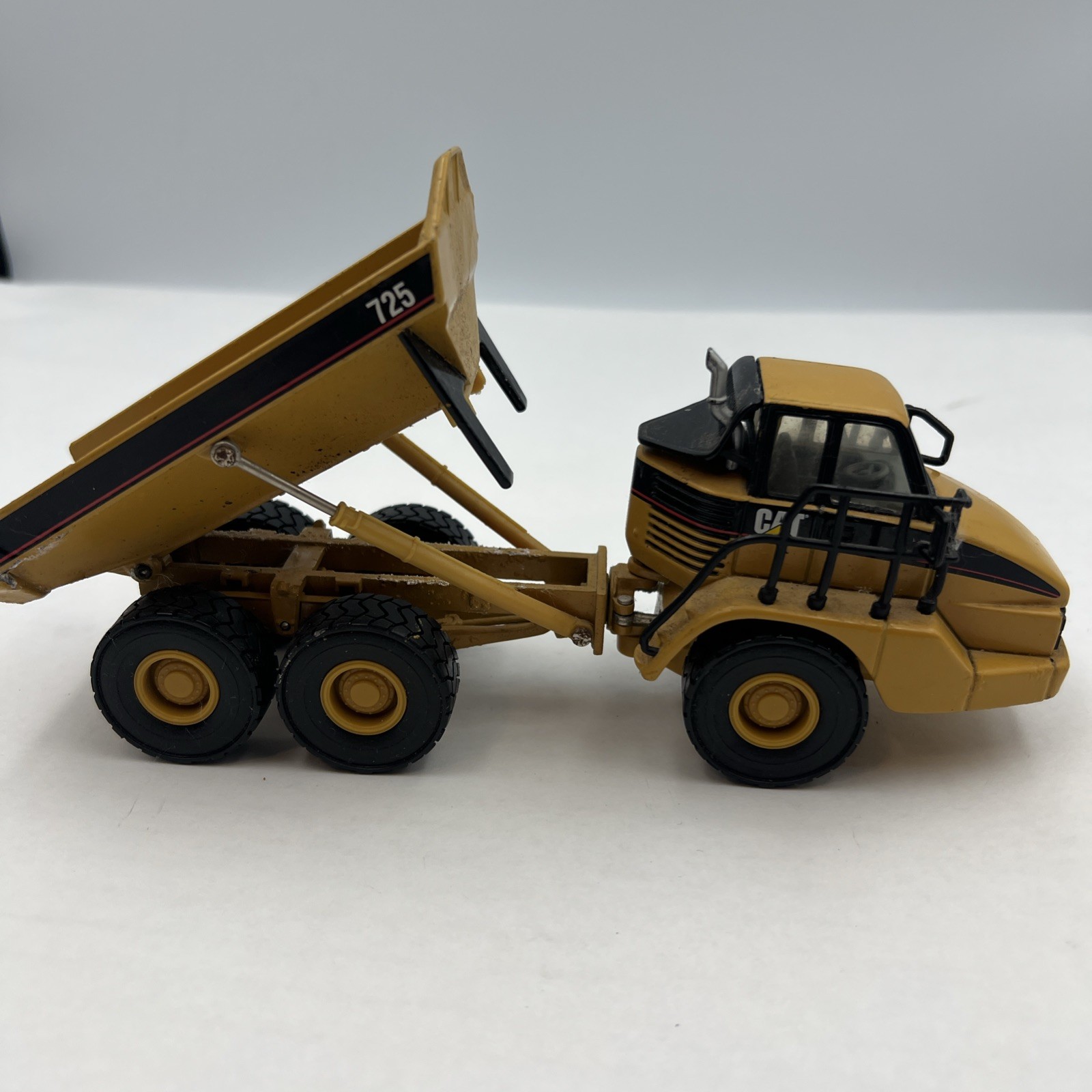 CAT 725 Articulated Dump Truck – Norscot Diecast