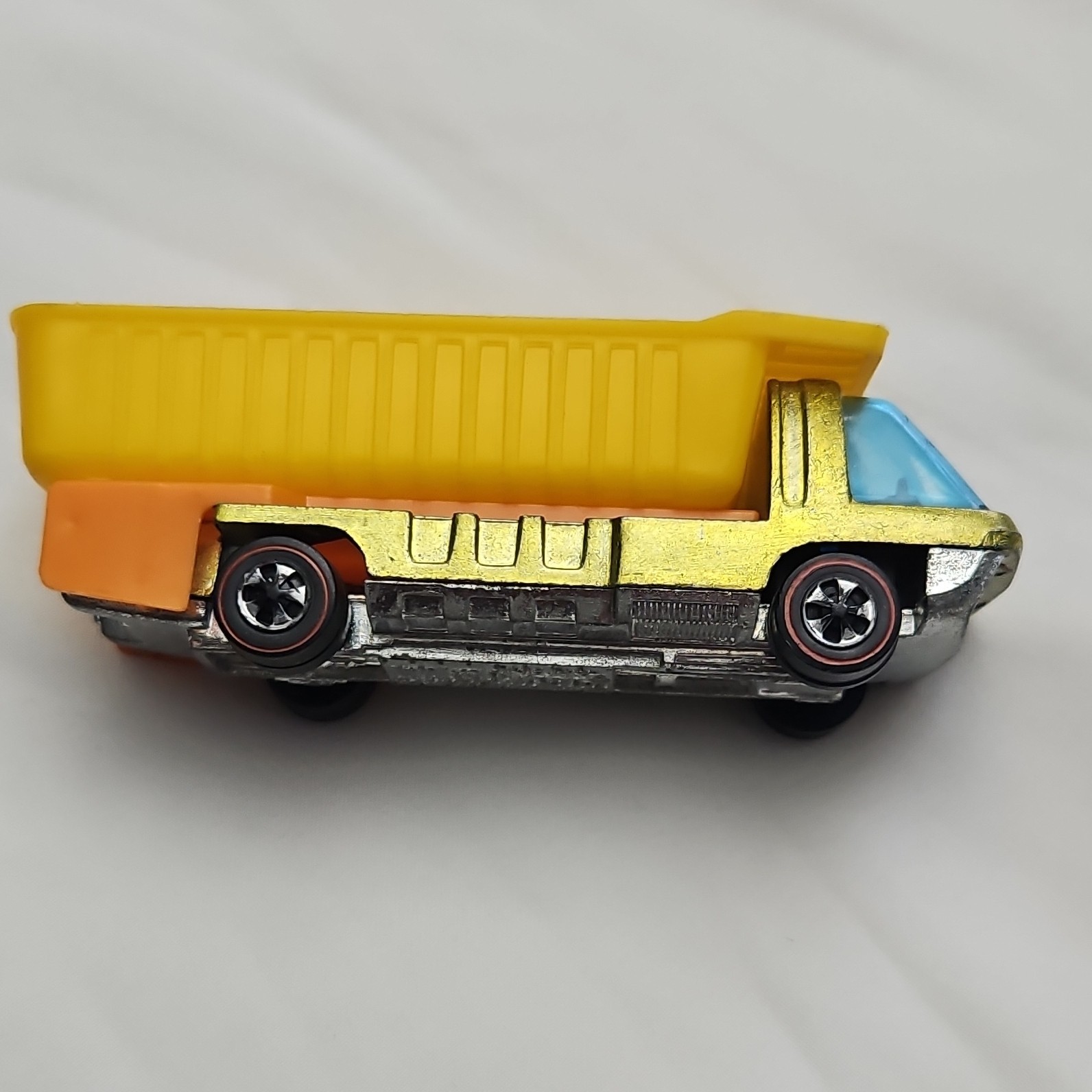 Hot Wheels The Heavyweights 1969 Dump Truck 1:64 Diecast Yellow/Orange LE