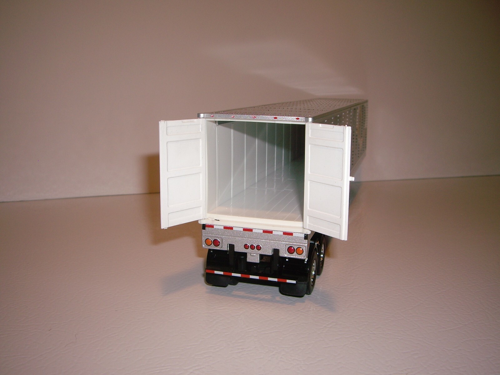 DIECAST MASTER 1/50 CAT CT660 DAYCAB WITH CAT MURALED DRYVAN SAME AS FIRST GEAR