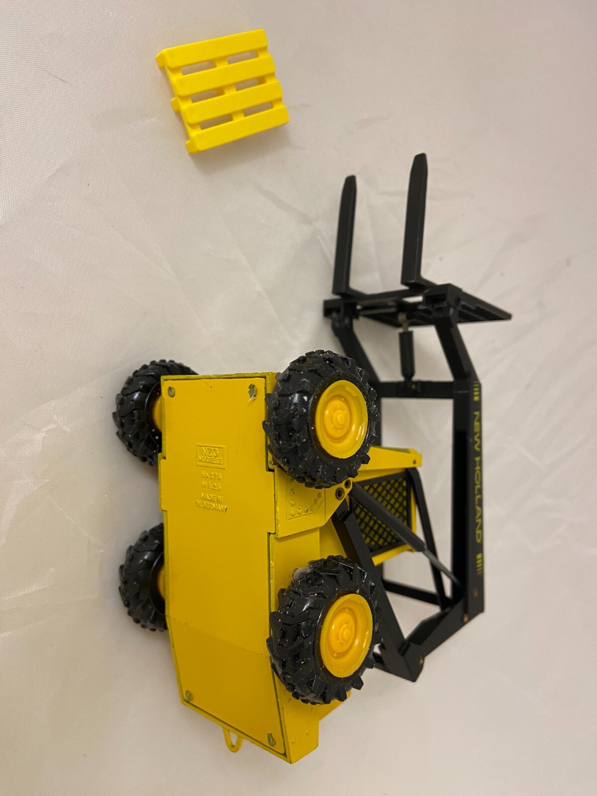 NZG No. 276 New Holland Super Boom Loader – 1:25 scale
