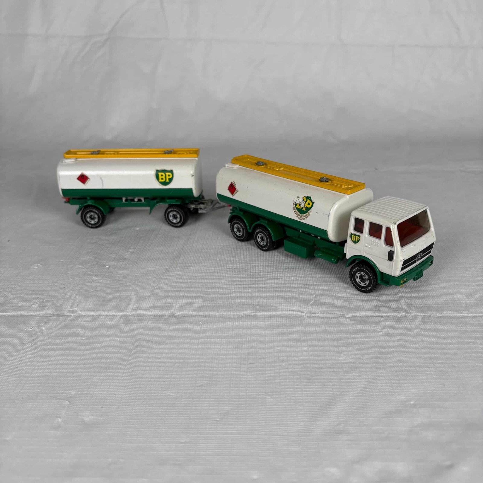 Siku BP dual tanker diecast truck collectible toy articulated