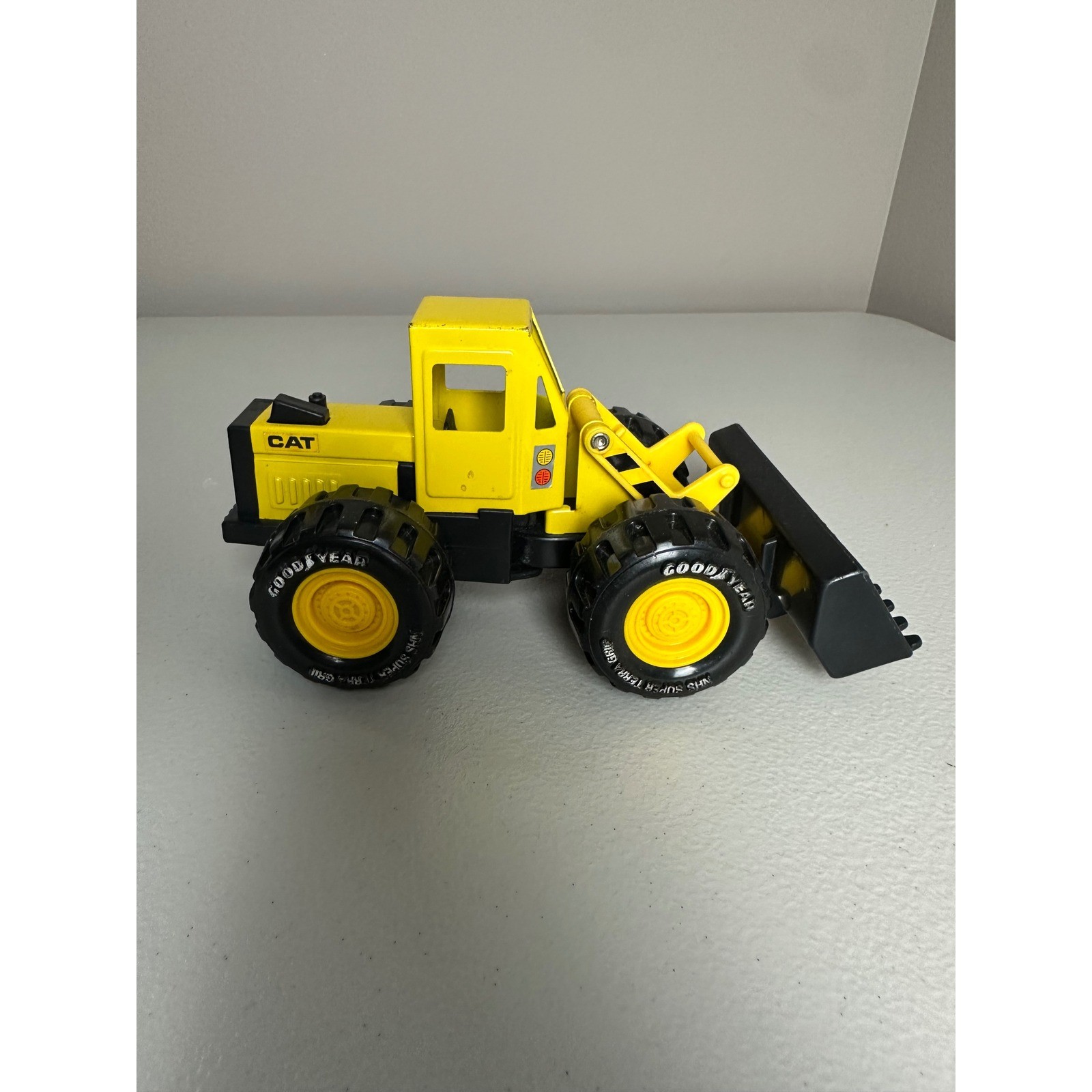 Vintage 1980 Remco Caterpillar CAT Wheel Loader Diecast Toy Goodyear Tires 8.5″