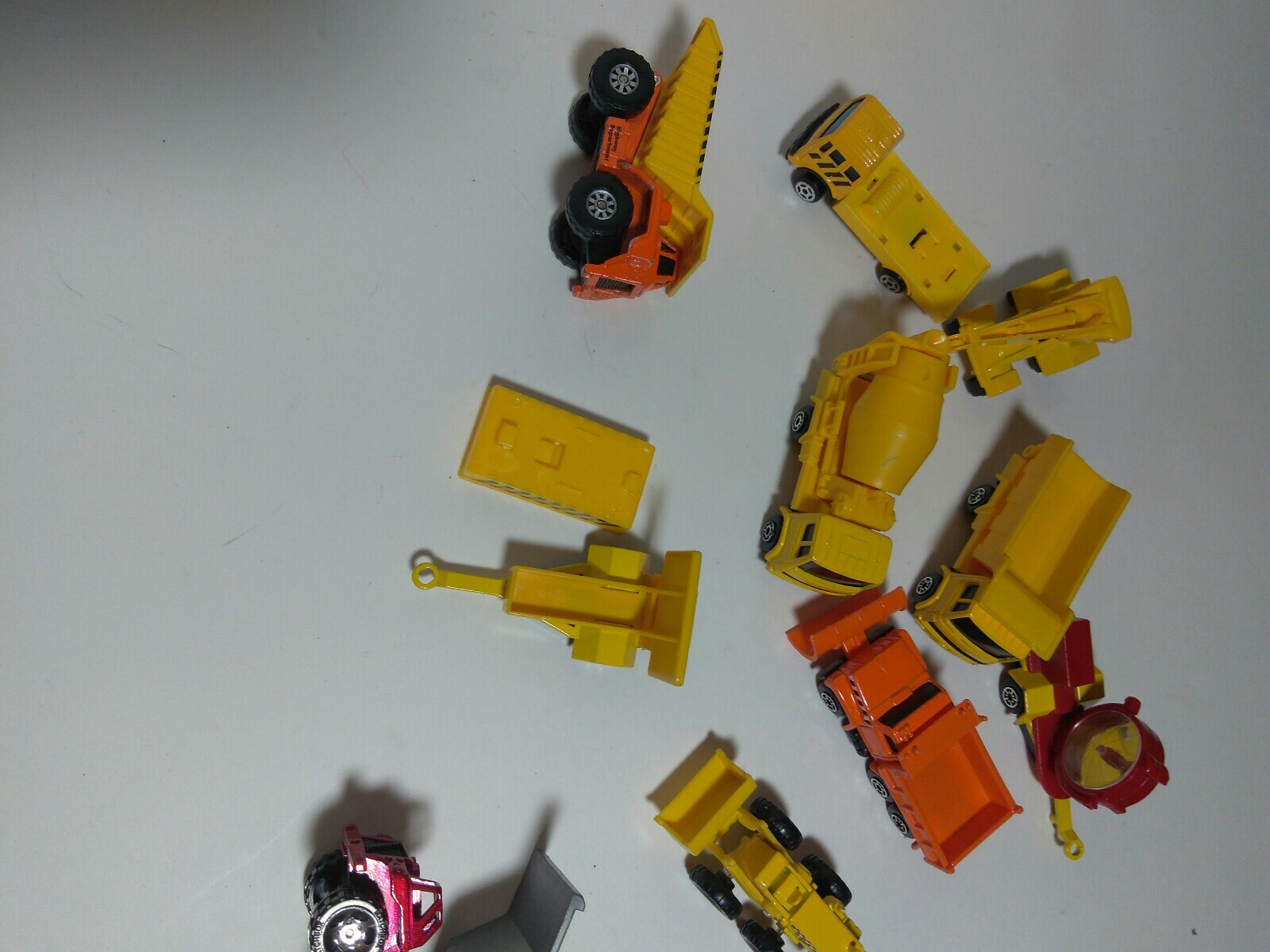 MAISTO 2002 Tonka and Matchbox Diecast and Plastic – Assorted lot of 11with Case