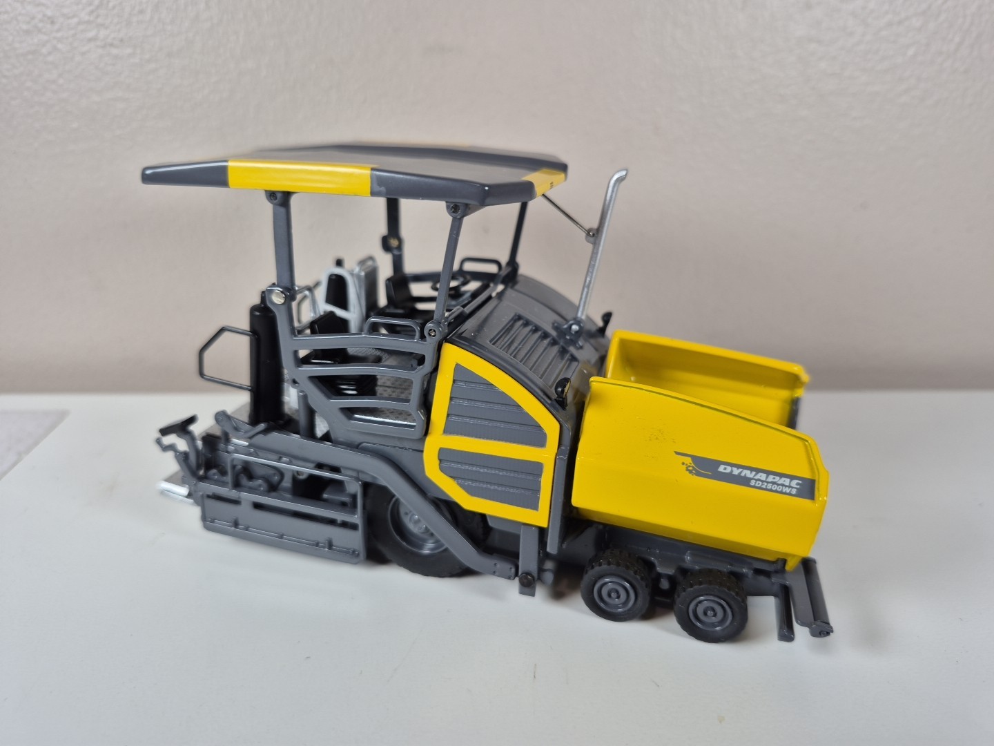 MAYS DIECAST ATLAS Copco DYNAPAC SD2500WS WHEELED PAVER SCALE 1:50 D15