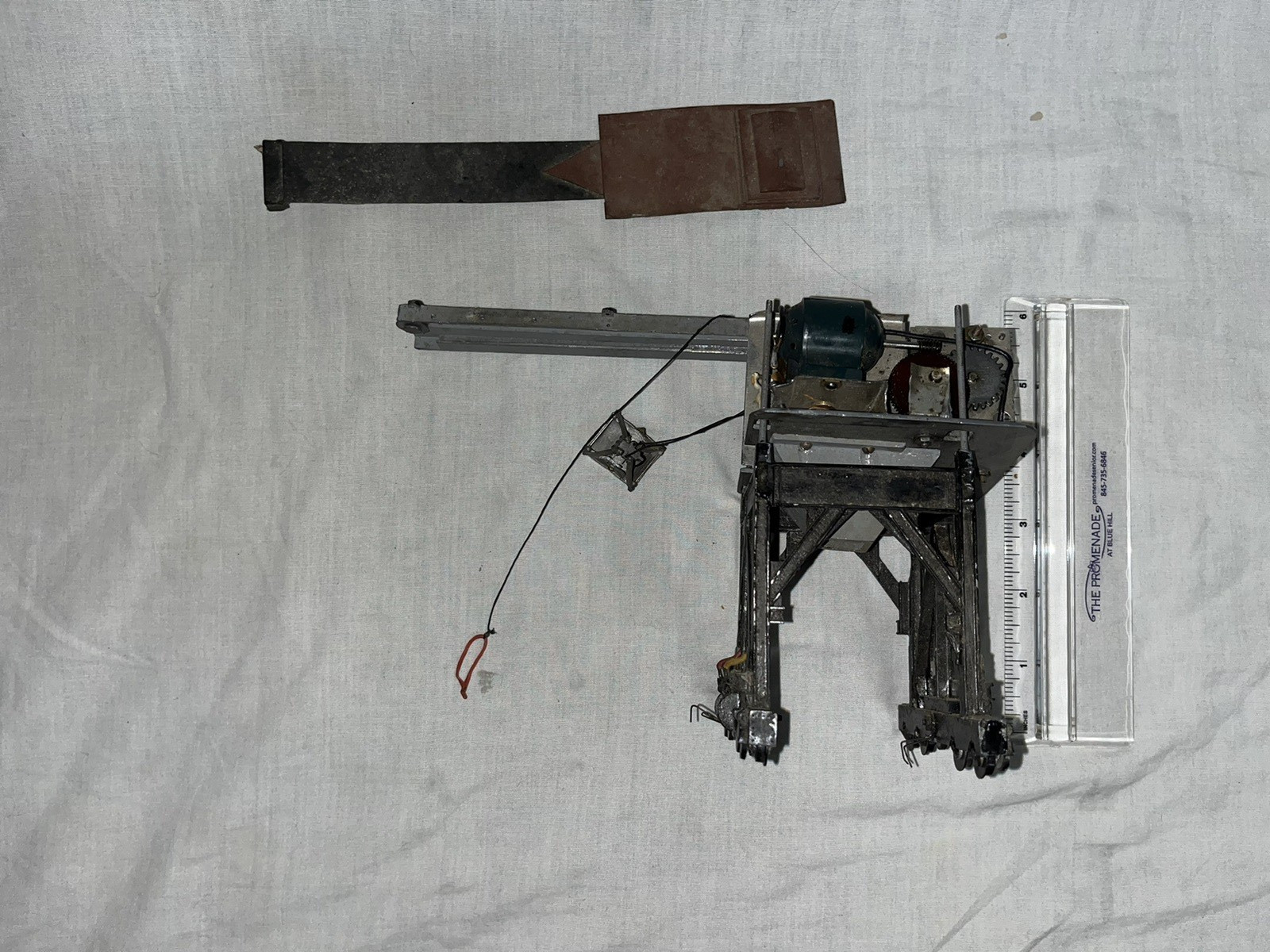 ODD RARE VINTAGE H.O. DIE CAST MOTORIZED CRANE / COAL LOADER FOR RESTORATION
