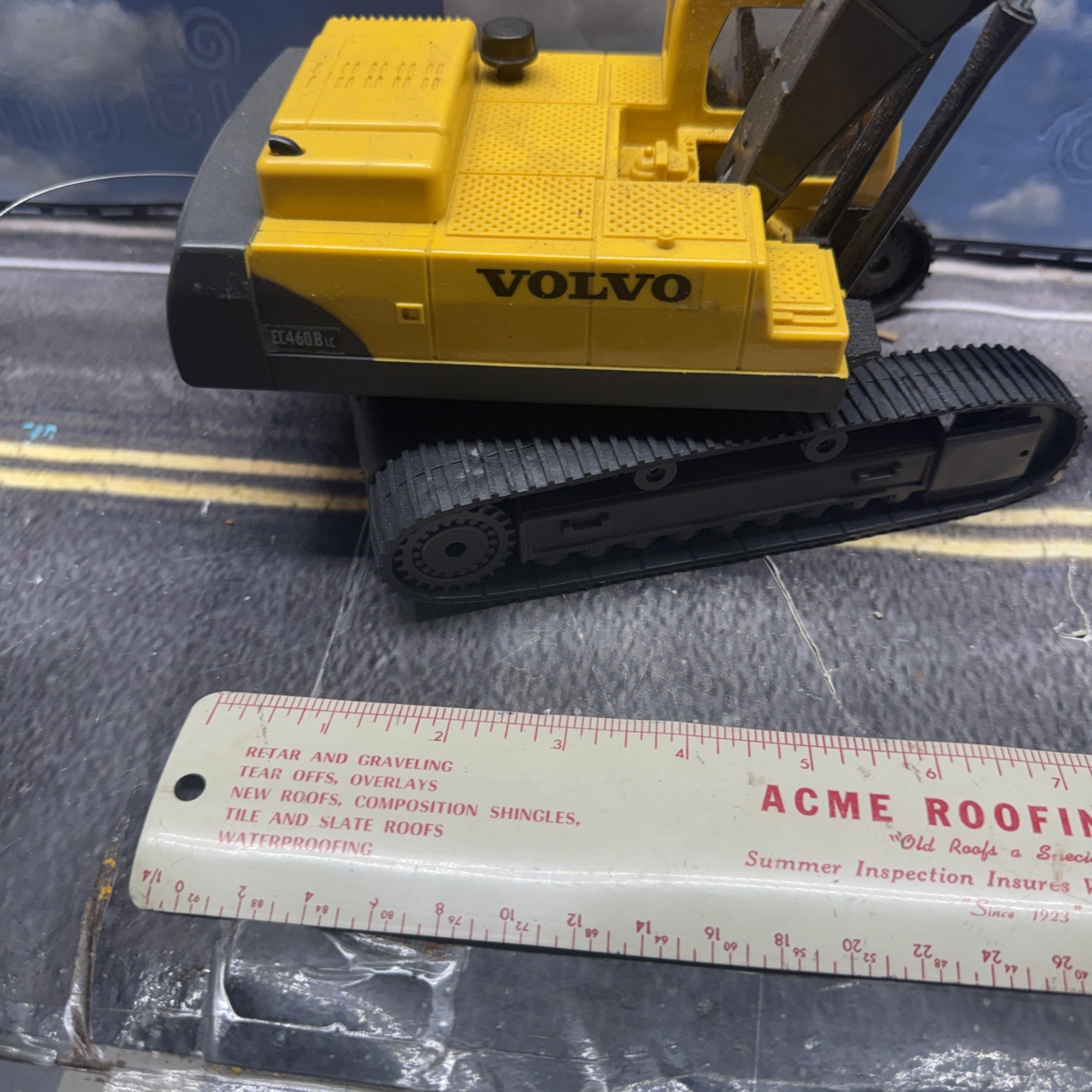 VOLVO EC460B Excavator With Sounds & Lights Battery Powered Toy 1/32 Scale