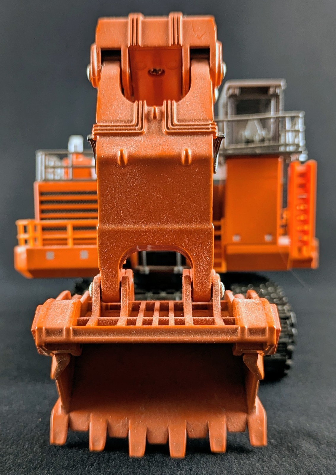 Hitachi Hydraulic Excavator EX8000-6 1:87 Scale CIB SEE DESC