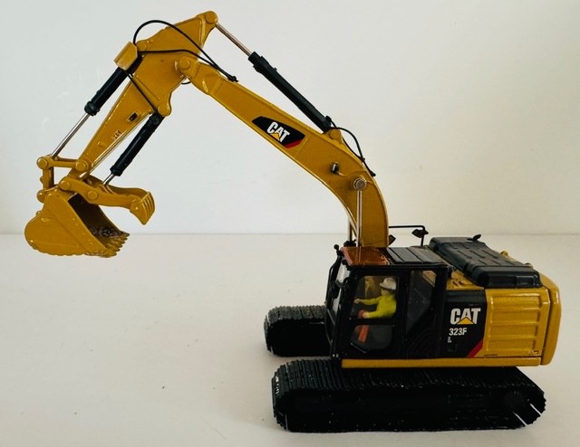 1:50 Caterpillar 323F Excavator with Thumb Scale Model 85924C By Diecast Masters