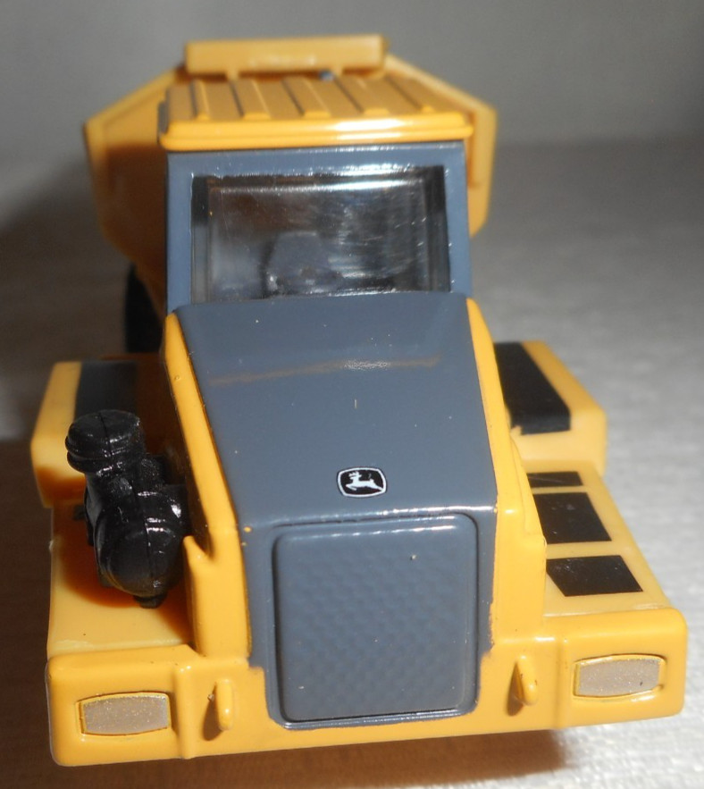 ERTL John Deere Articulated Dump Truck 5.5″ Long 1/64 Scale Diecast Plastic READ