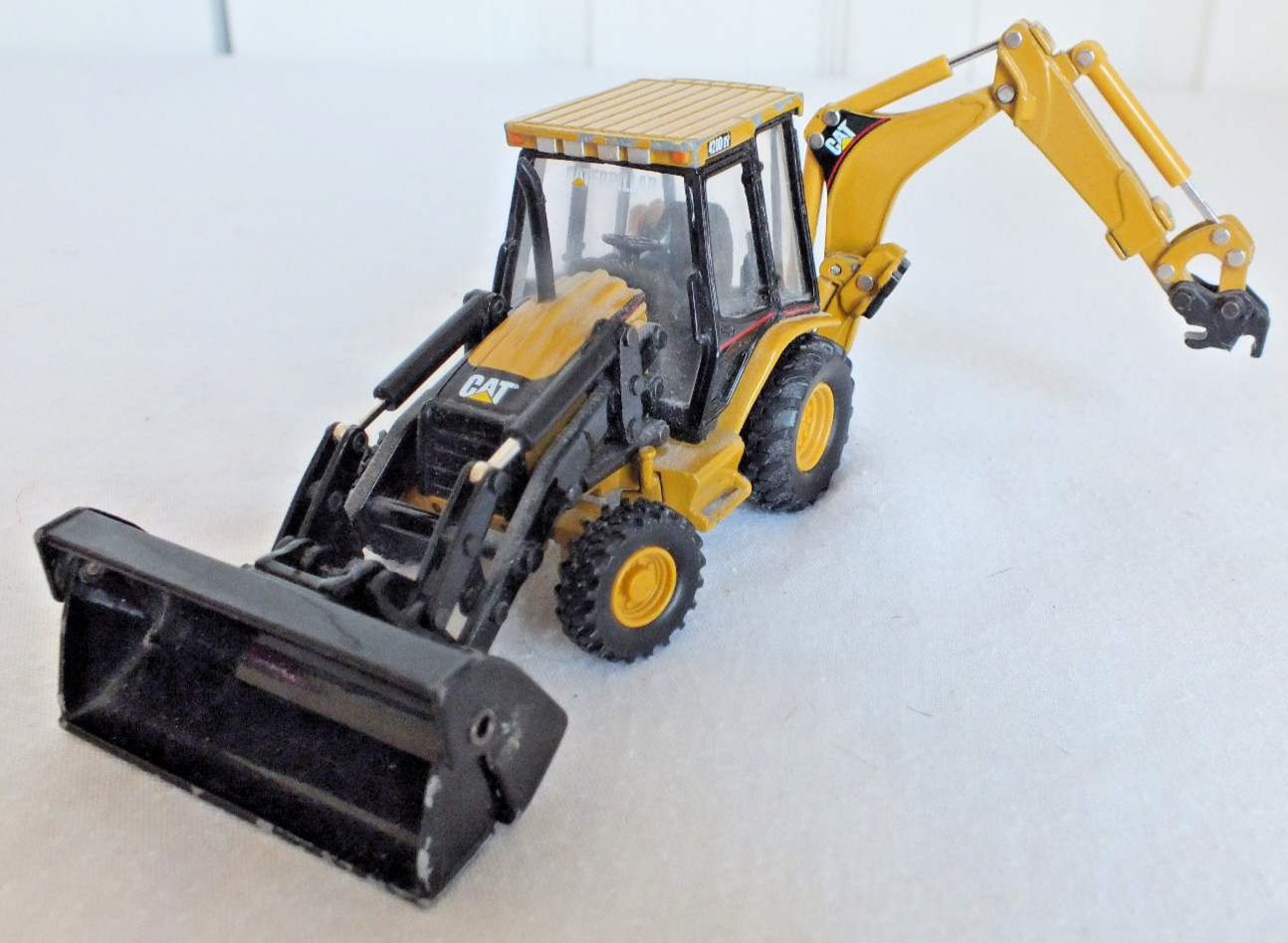 Small heavy equipment backhole loader caterpillar Norscot 55061 die cast 1:50