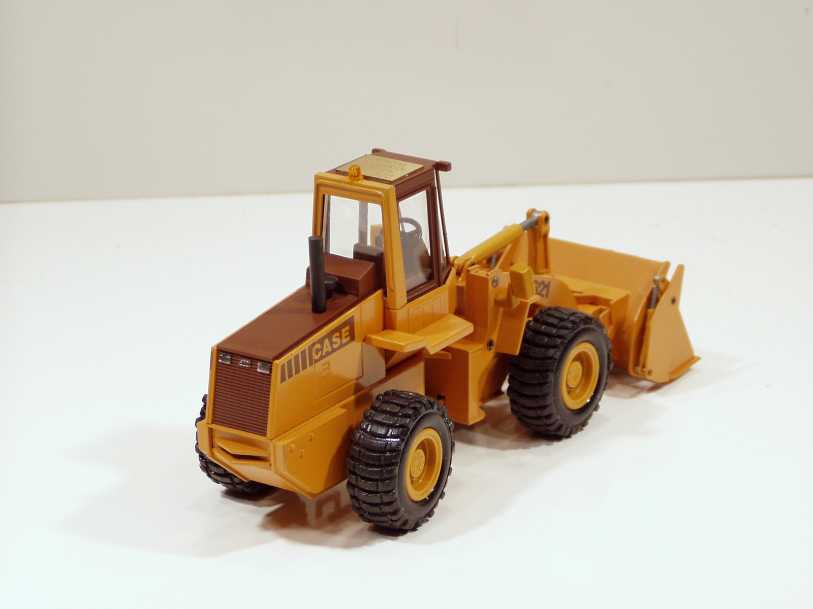 Case 621 Loader w/ Forks – “SPECIAL SALESMAN EDITION 229 of 300” – 1/35 – Conrad