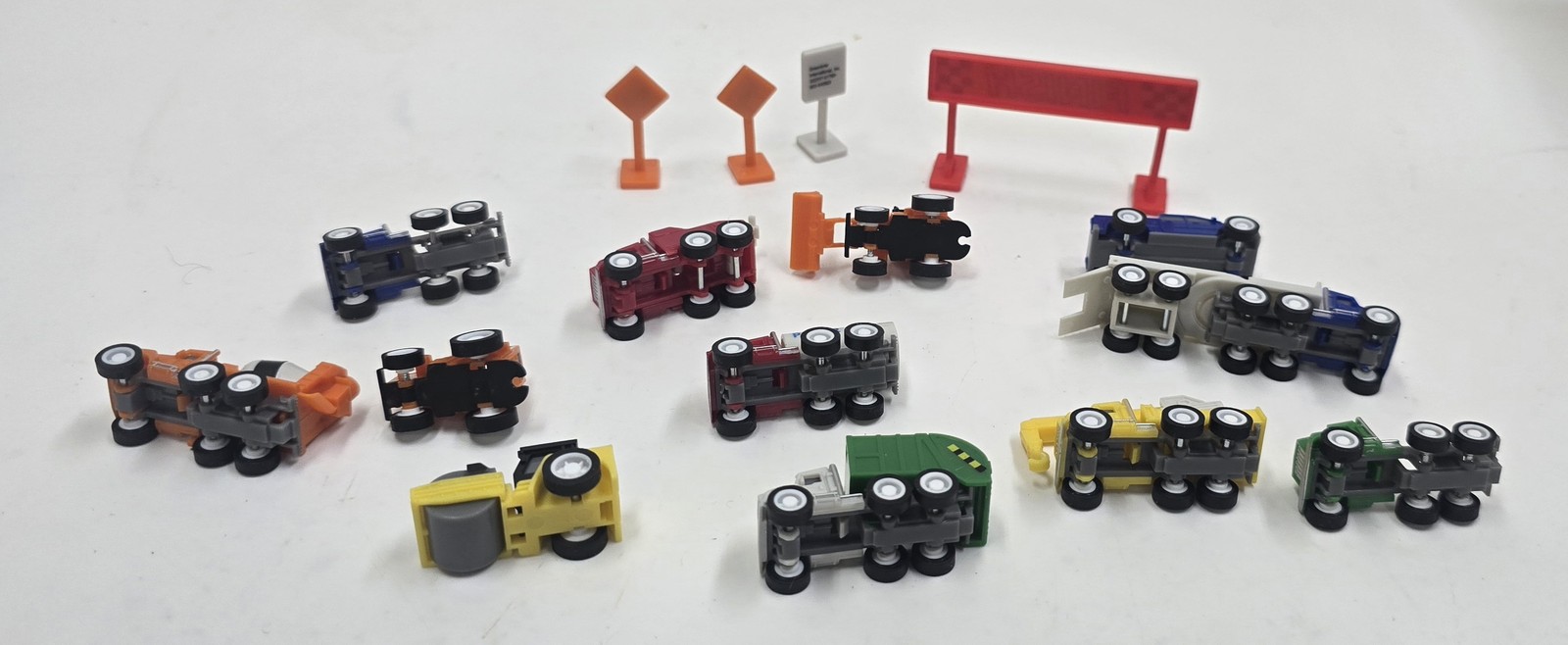 Mini Diecast Construction & Utility Vehicle Toy Set with Road Signs & Finish