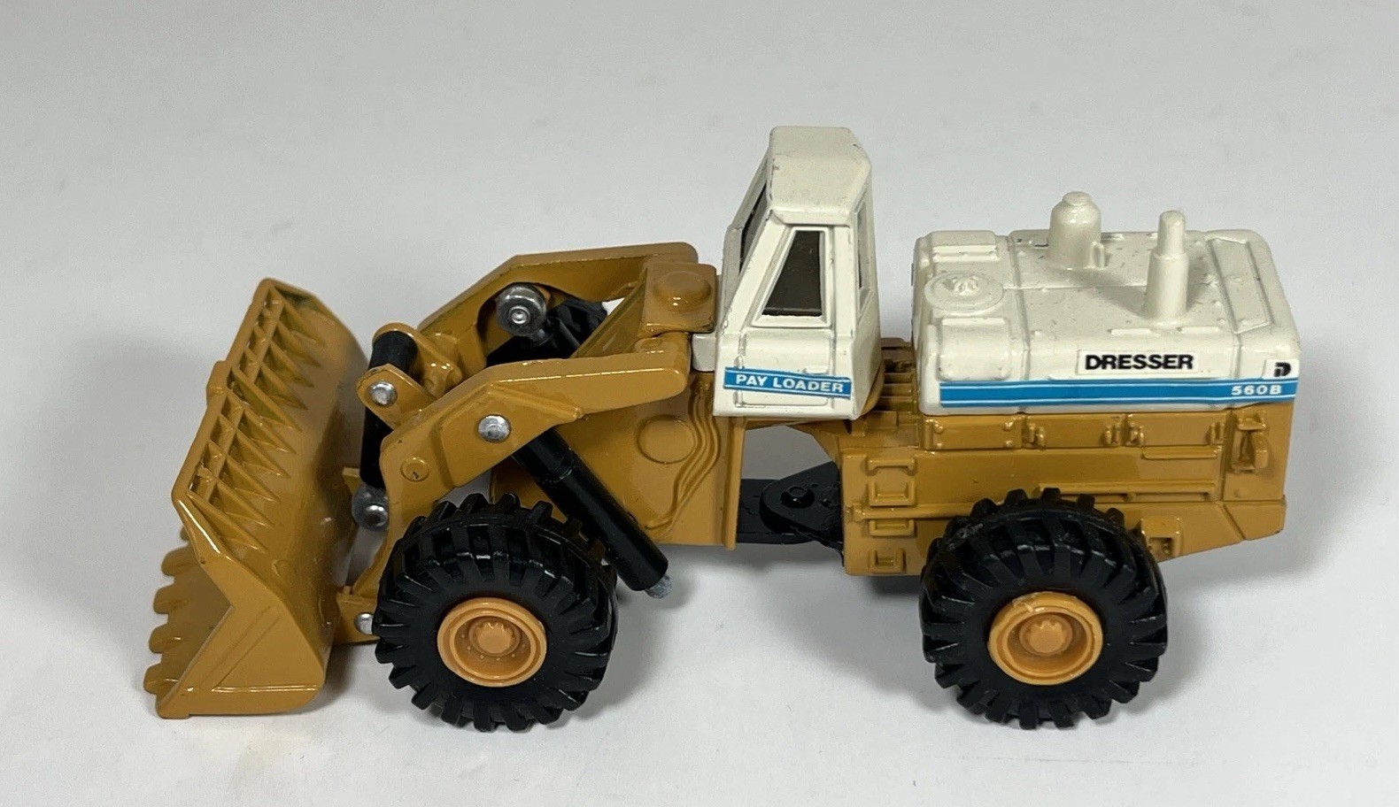 ERTL Mighty Movers #1850 Dresser 560B Wheel Loader 1/64 Scale Diecast