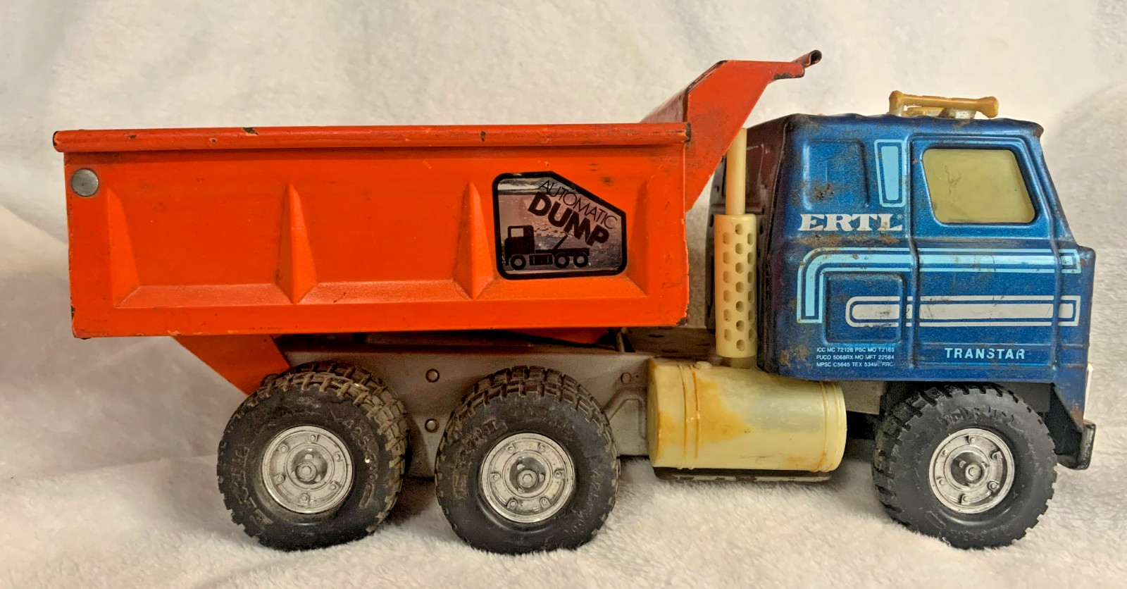 VINTAGE ERTL TRANSTAR BLUE CAB AUTOMATIC DUMP TRUCK ORANGE. (1)