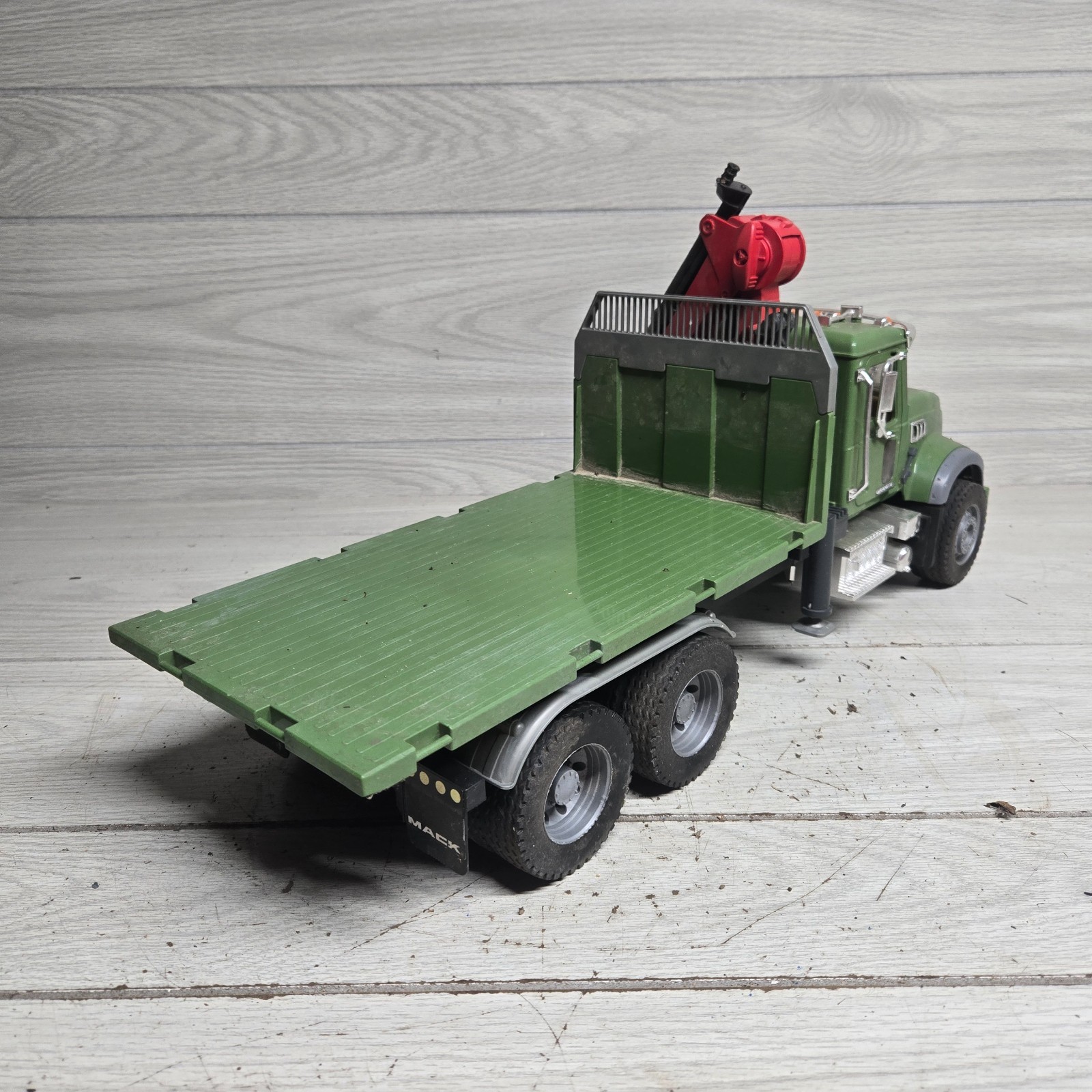 Bruder 1:16 Mack Green Log Truck Flat Bed With Crane