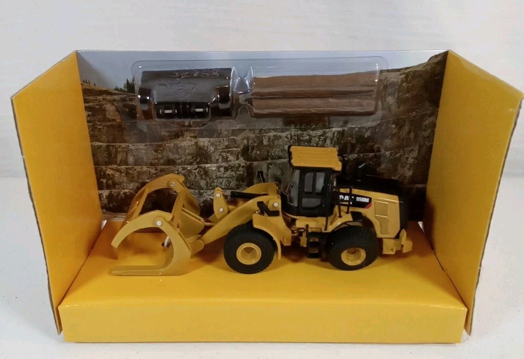 1/64 Caterpillar CAT 950M Wheel Loader W/ Log Fork,Bucket & 2 Log Poles 85635 MB
