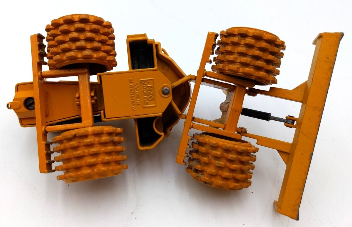 NZG 135 1:50 Scale Diecast Caterpillar 825 Compactor – Yellow/Box
