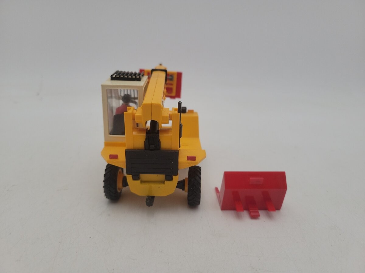 W. Britain 9918 1:32 Scale Yellow Loadall JCB Digger with Driver and Accessories