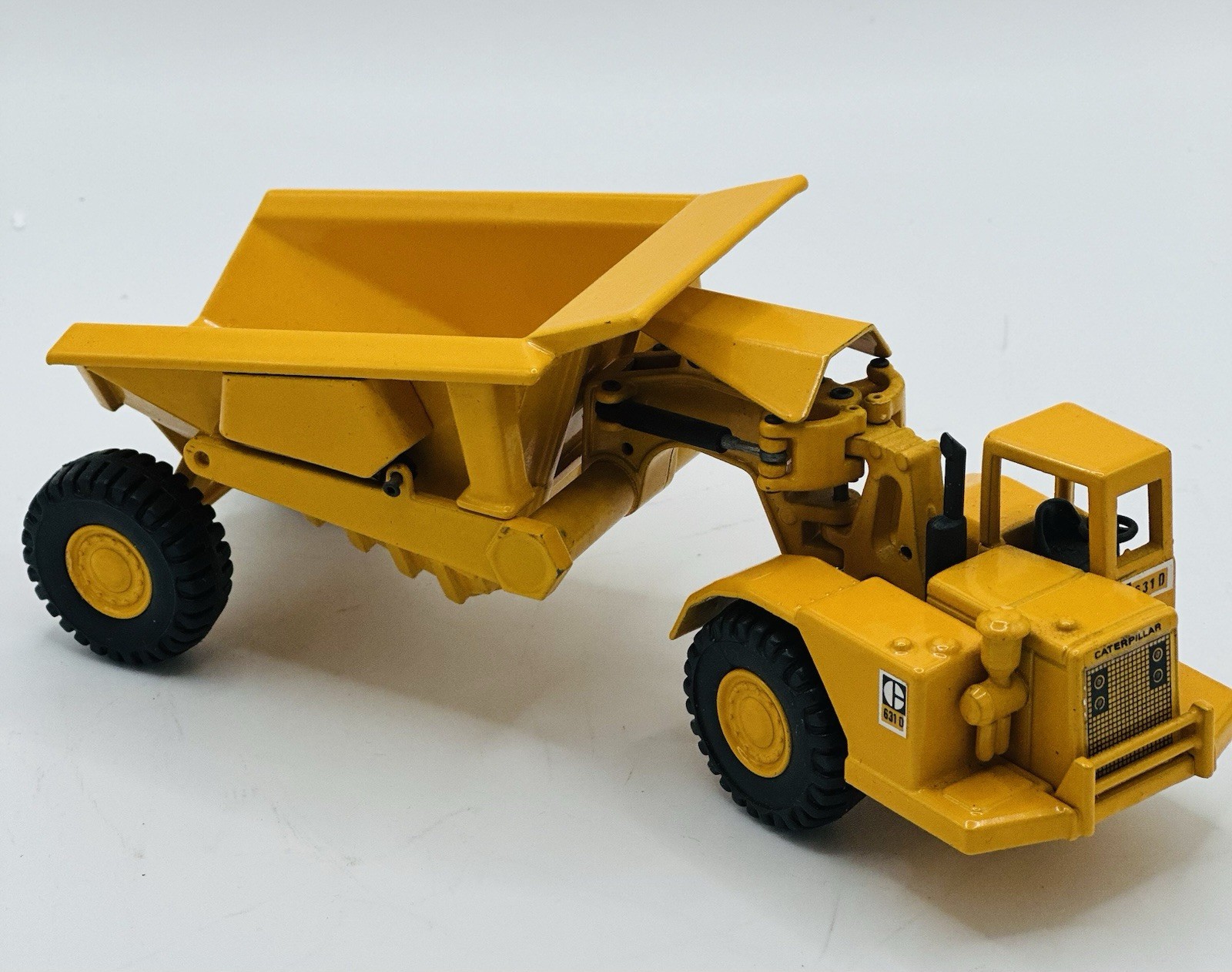 CAT 631D Articulated Dump Truck 1:64 Diecast Caterpillar Construction
