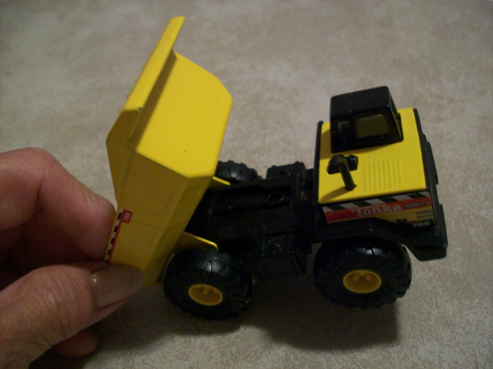Maisto Hasbro Plastic & Diecast Tonka Mighty Mini 768 Dump Truck Construction