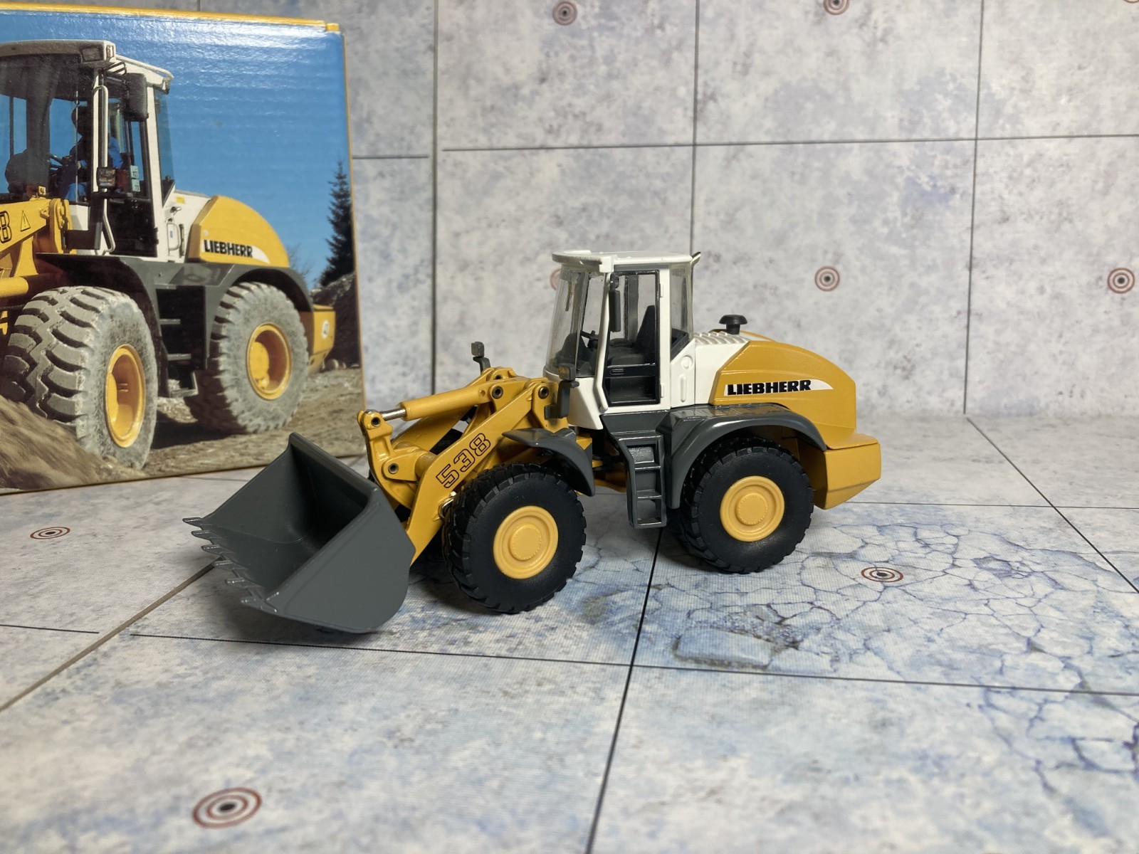 Conrad 1:50 Liebherr L538 Wheel Loader #2435 – MIB