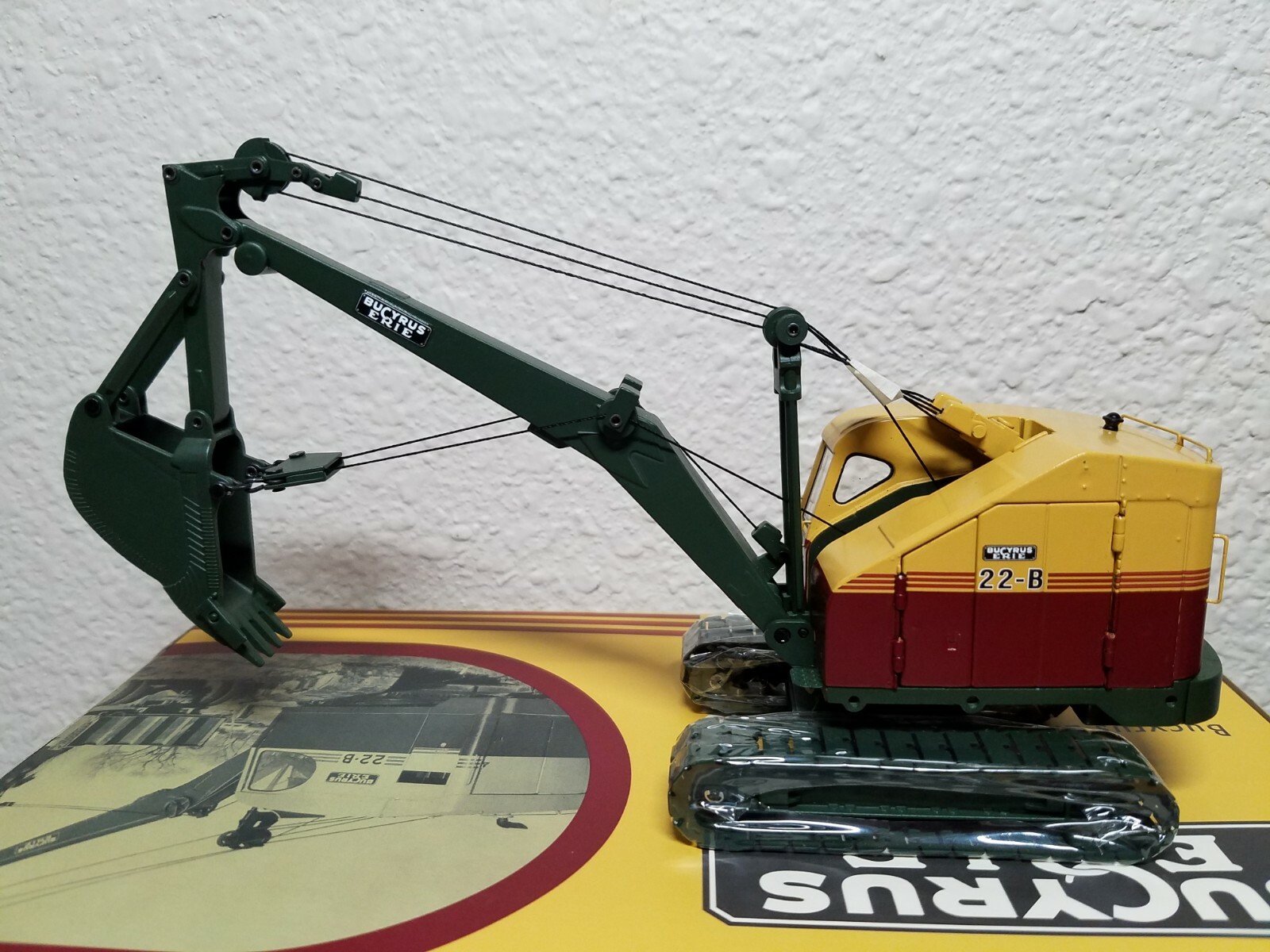 Bucyrus-Erie 22-B Cable Hoe with Metal Tracks – EMD 1:50 Scale Model #T002 New