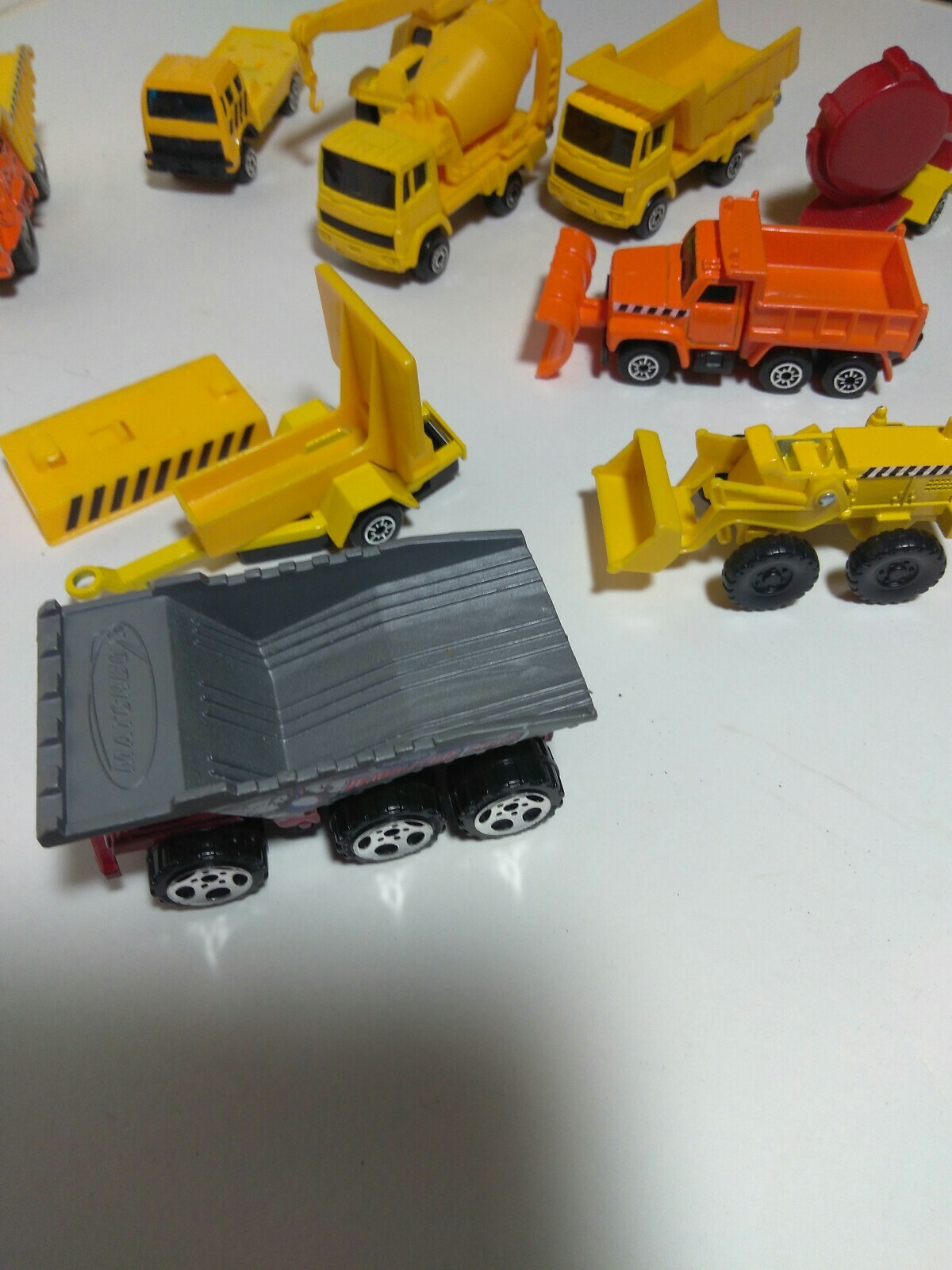 MAISTO 2002 Tonka and Matchbox Diecast and Plastic – Assorted lot of 11with Case