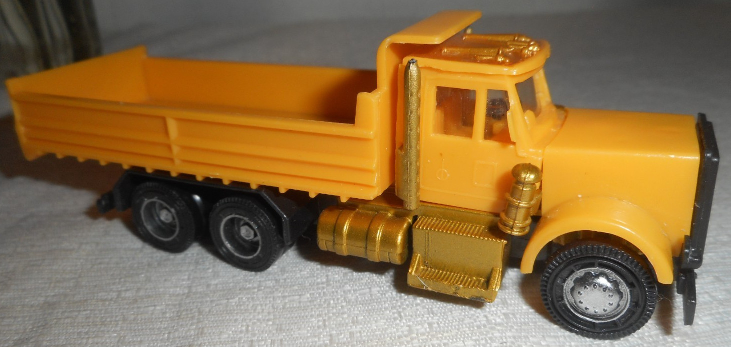 ERTL John Deere Articulated Dump Truck 5.5″ Long 1/64 Scale Diecast Plastic READ