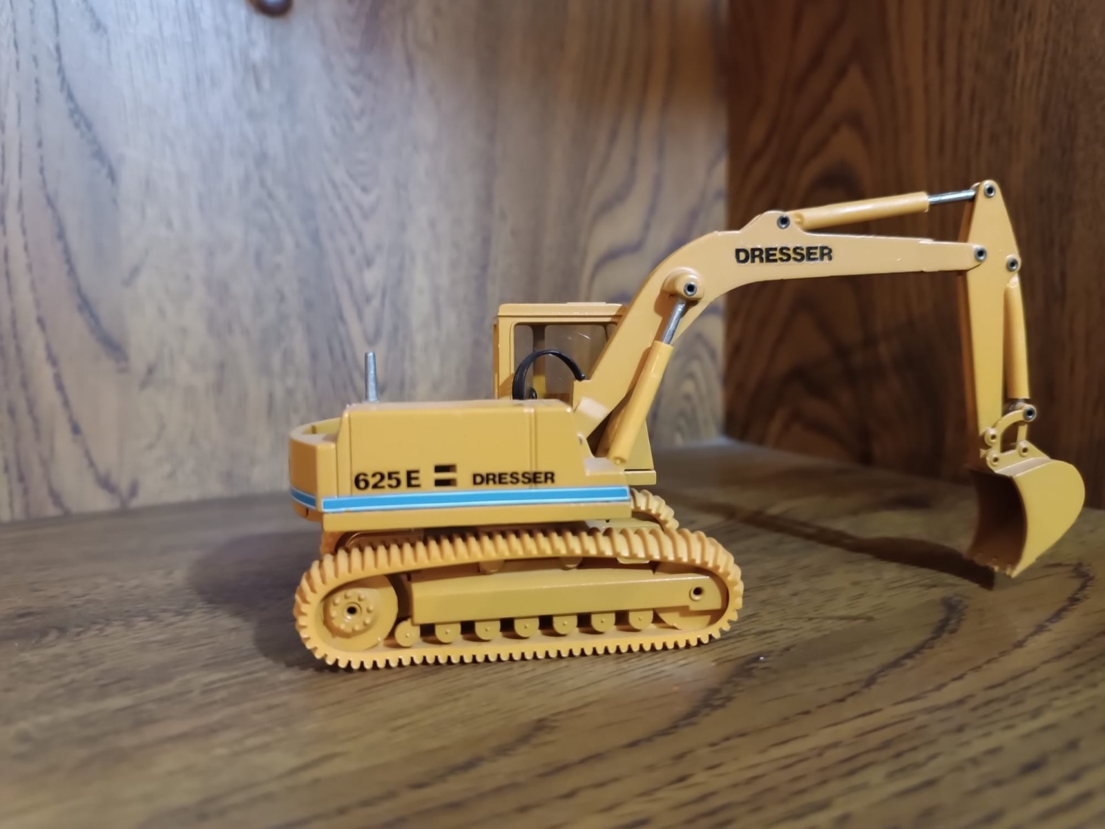 Dresser 625E Excavator Conrad Diecast 2829 1/50