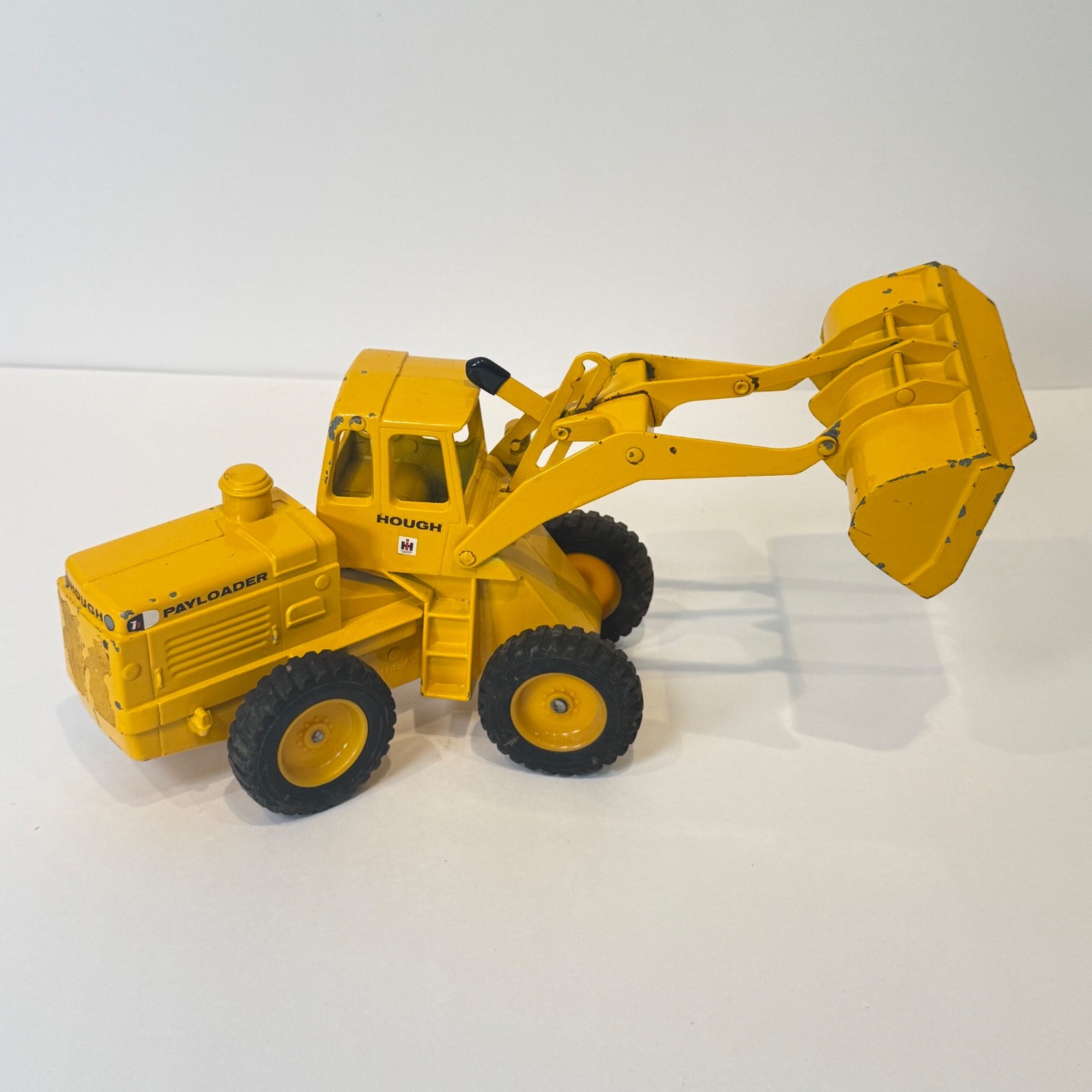 ERTL International Harvester IH Hough Payloader Articulated Bucket Loader 12”